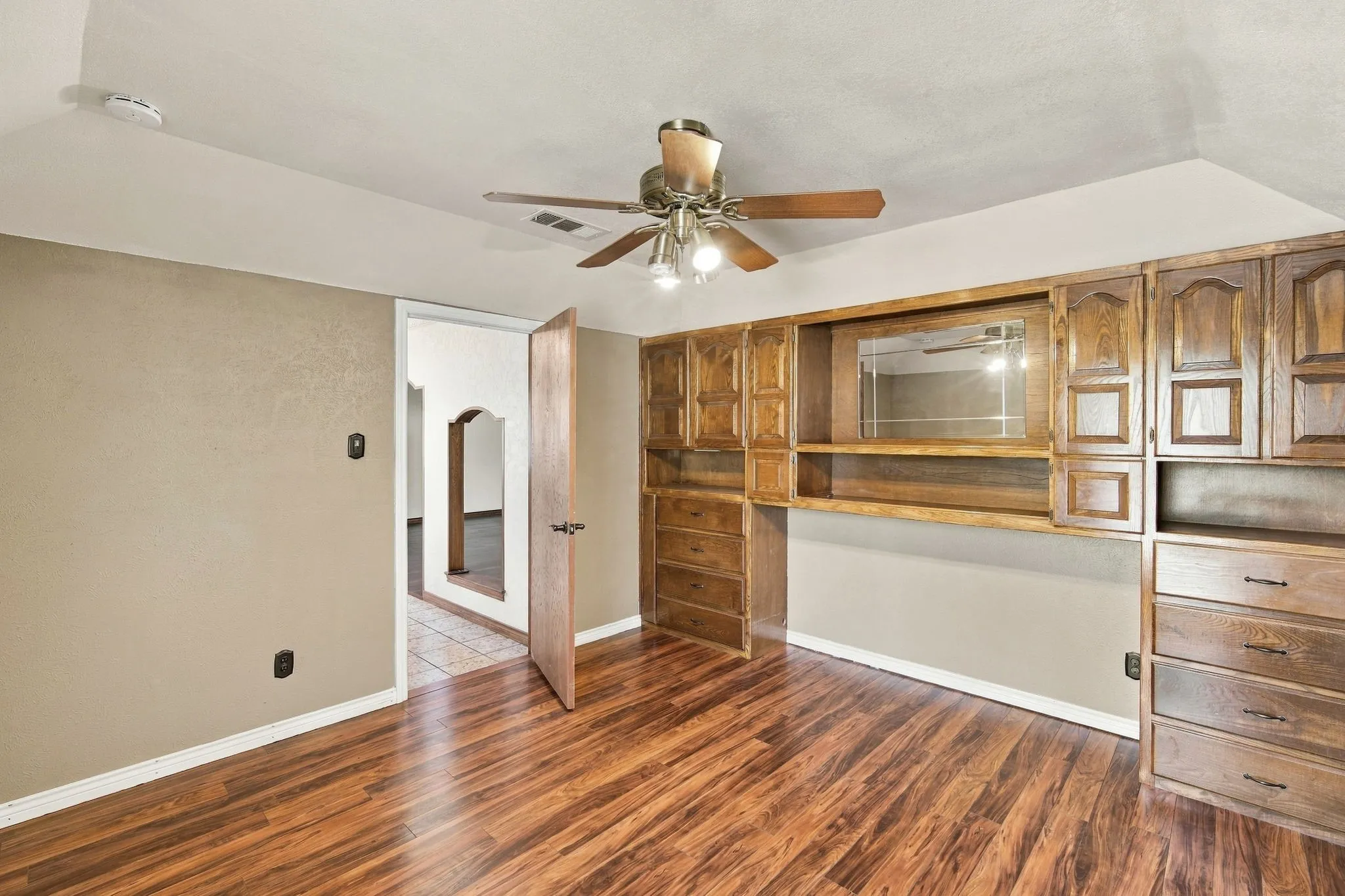 Single Family Residence For Sale in Ellis County , 1501 Meadow Court, Midlothian, Texas 76065, 3 Bedroom, 3 Bathroom, 2 Garage spaces, 1,691 Sqft, built in 1977, mls#21408207, Real Estate Agent in Midlothian, Homes For Sale in Ellis county, Homes For Sale in Midlothian, Realtor in Midlothian Texas, Real Estate Brokerage Independent Realty Texas, Luminita Cordes Realtor