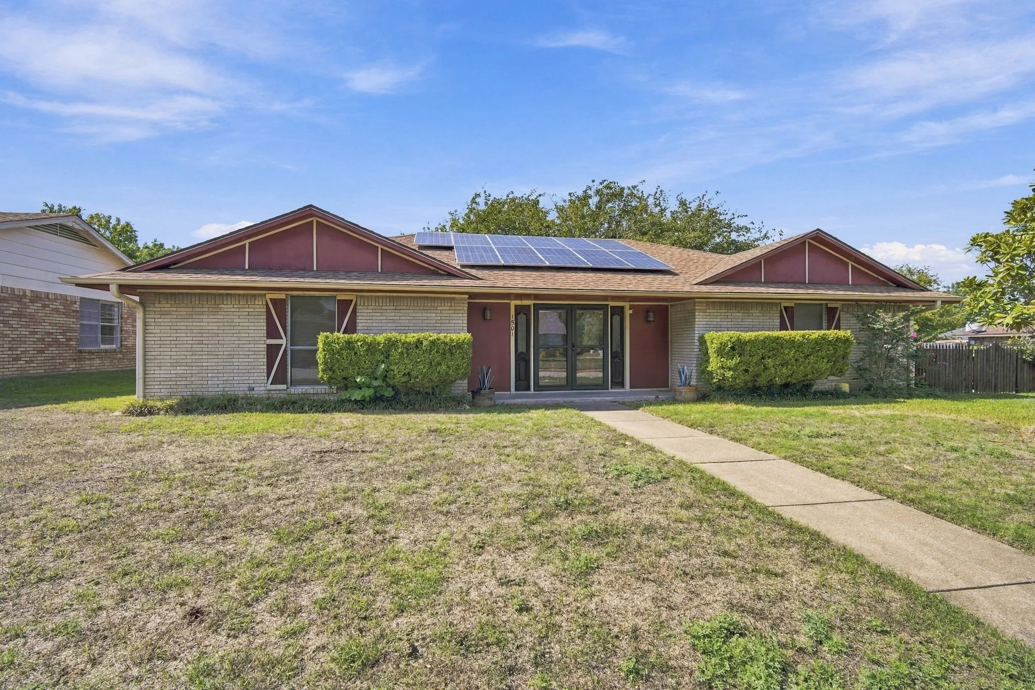 Single Family Residence For Sale in Ellis County , 1501 Meadow Court, Midlothian, Texas 76065, 3 Bedroom, 3 Bathroom, 2 Garage spaces, 1,691 Sqft, built in 1977, mls#21408207, Real Estate Agent in Midlothian, Homes For Sale in Ellis county, Homes For Sale in Midlothian, Realtor in Midlothian Texas, Real Estate Brokerage Independent Realty Texas, Luminita Cordes Realtor