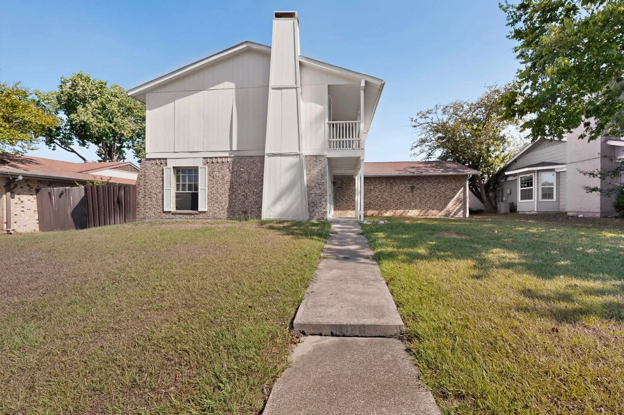 Single Family Residence For Sale in Dallas County , 5026 Boca Raton Drive, Garland, Texas 75043, 4 Bedroom, 3 Bathroom, 2 Garage spaces, 2,030 Sqft, built in 1972, mls#21406146, Real Estate Agent in Garland, Homes For Sale in Dallas county, Homes For Sale in Garland, Realtor in Garland Texas, Real Estate Brokerage Independent Realty Texas, Luminita Cordes Realtor