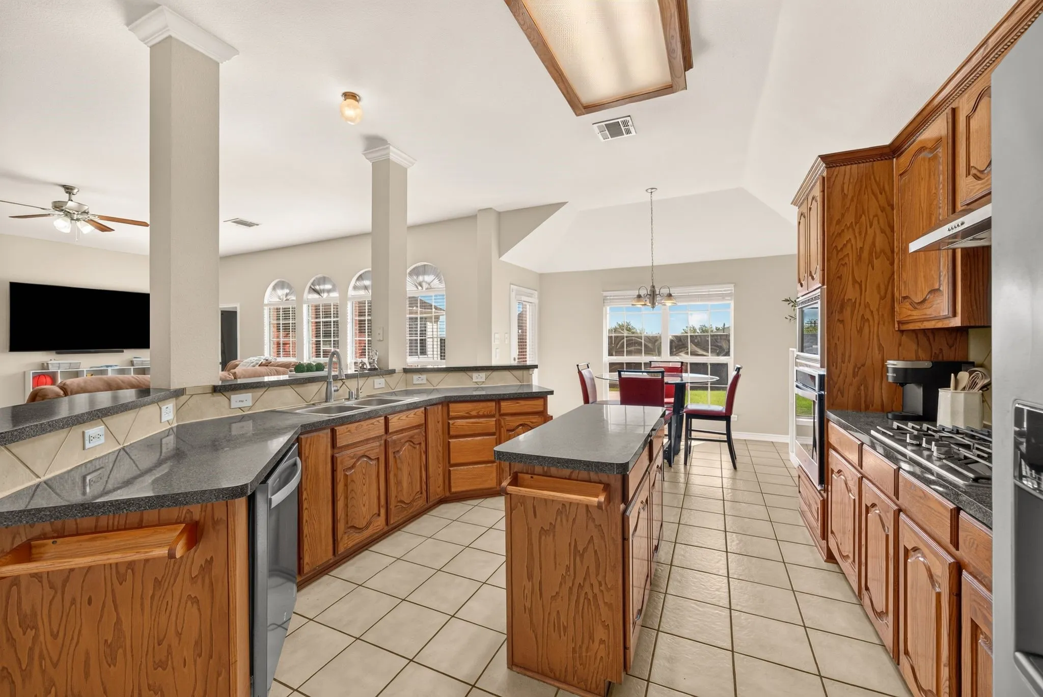 Single Family Residence For Sale in Denton County , 9150 Bastille Way, Frisco, Texas 75033, 4 Bedroom, 2 Bathroom, 2 Garage spaces, 2,247 Sqft, built in 2005, mls#21404899, Real Estate Agent in Frisco, Homes For Sale in Denton county, Homes For Sale in Frisco, Realtor in Frisco Texas, Real Estate Brokerage Independent Realty Texas, Luminita Cordes Realtor