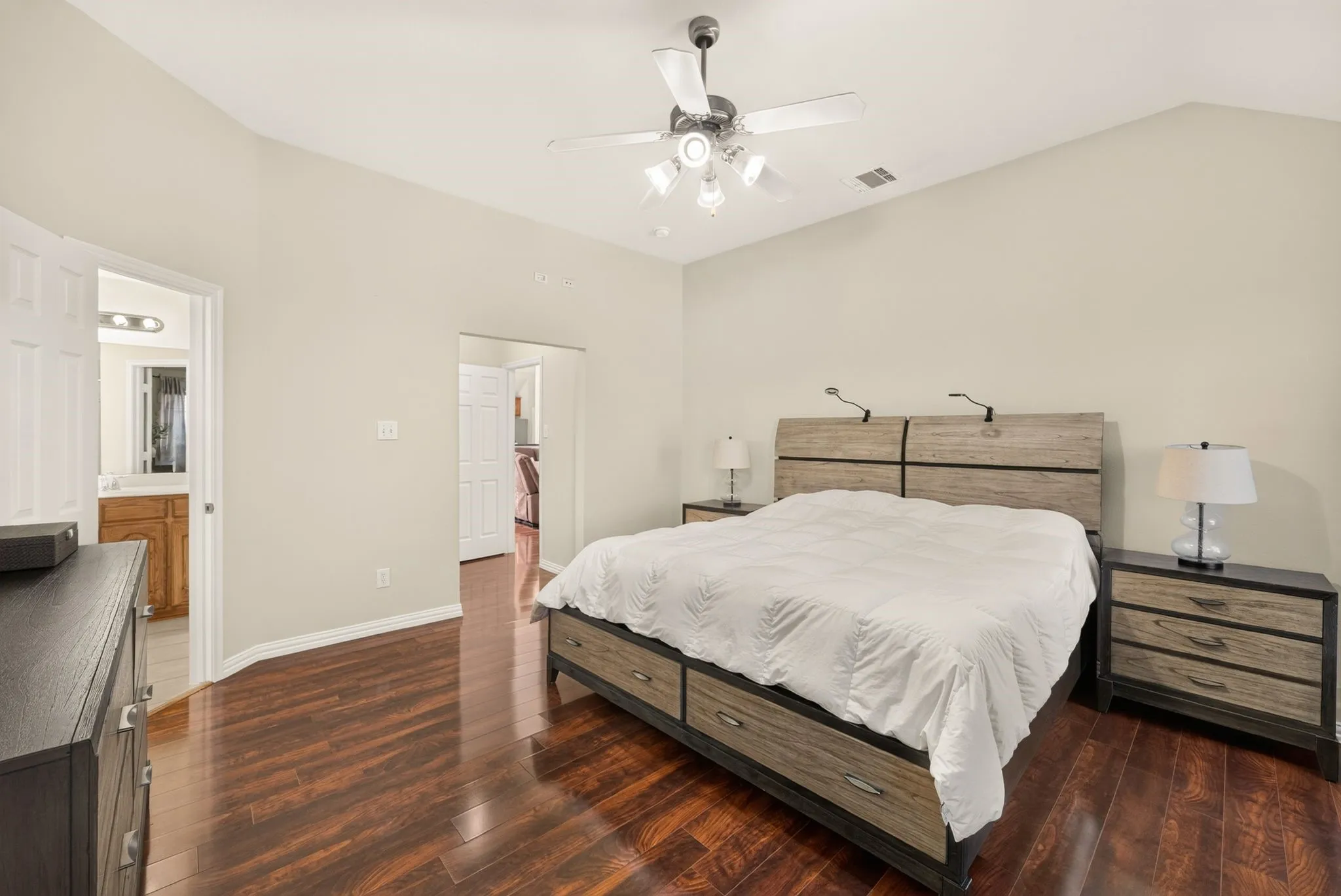Single Family Residence For Sale in Denton County , 9150 Bastille Way, Frisco, Texas 75033, 4 Bedroom, 2 Bathroom, 2 Garage spaces, 2,247 Sqft, built in 2005, mls#21404899, Real Estate Agent in Frisco, Homes For Sale in Denton county, Homes For Sale in Frisco, Realtor in Frisco Texas, Real Estate Brokerage Independent Realty Texas, Luminita Cordes Realtor