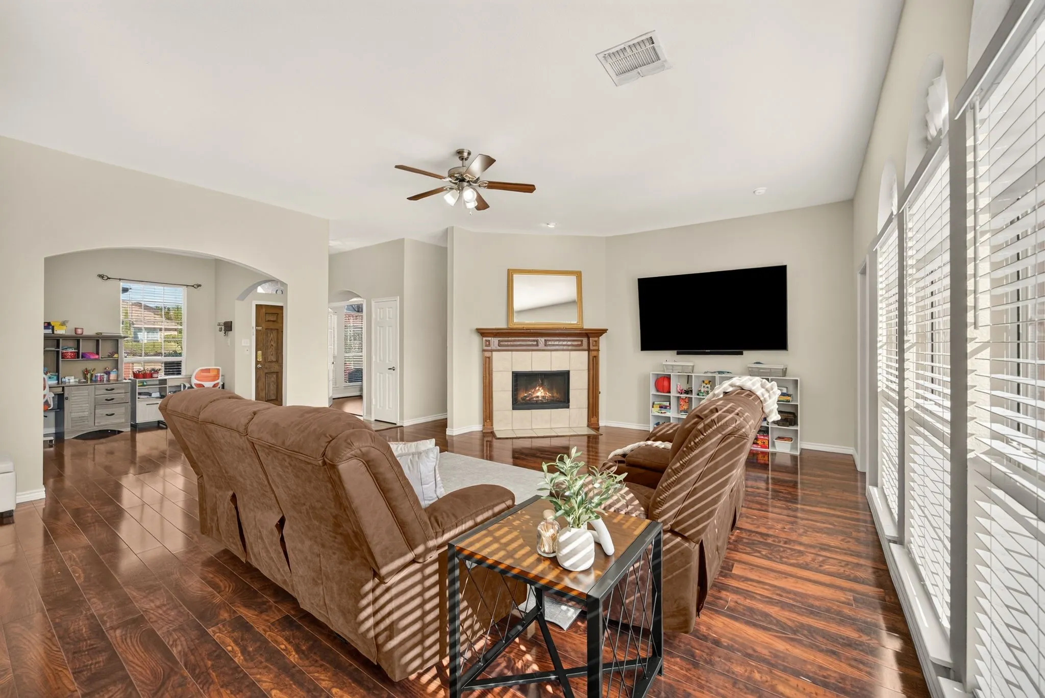 Single Family Residence For Sale in Denton County , 9150 Bastille Way, Frisco, Texas 75033, 4 Bedroom, 2 Bathroom, 2 Garage spaces, 2,247 Sqft, built in 2005, mls#21404899, Real Estate Agent in Frisco, Homes For Sale in Denton county, Homes For Sale in Frisco, Realtor in Frisco Texas, Real Estate Brokerage Independent Realty Texas, Luminita Cordes Realtor