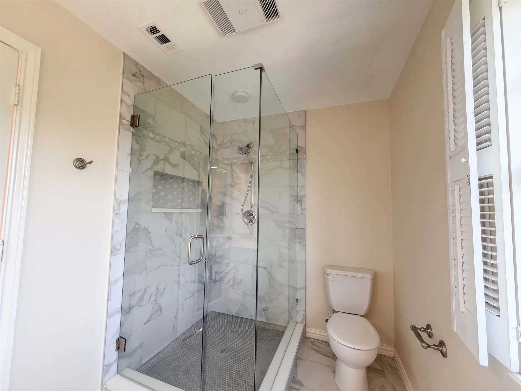 Single Family Residence For Sale in Tarrant County , 3111 Collard Road, Arlington, Texas 76017, 6 Bedroom, 4 Bathroom, 2 Garage spaces, 4,305 Sqft, built in 1976, mls#21407600, Real Estate Agent in Arlington, Homes For Sale in Tarrant county, Homes For Sale in Arlington, Realtor in Arlington Texas, Real Estate Brokerage Independent Realty Texas, Luminita Cordes Realtor