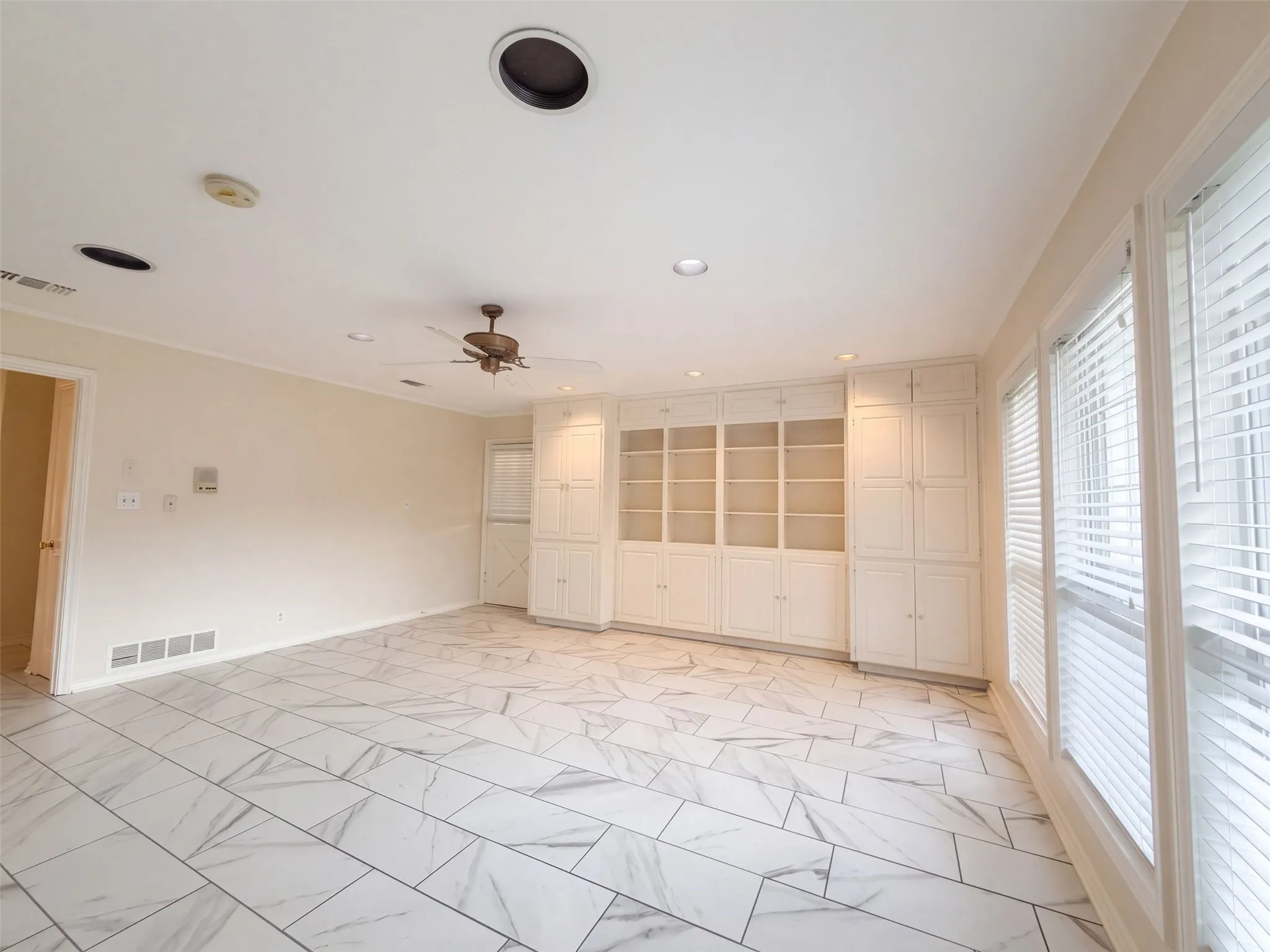 Single Family Residence For Sale in Tarrant County , 3111 Collard Road, Arlington, Texas 76017, 6 Bedroom, 4 Bathroom, 2 Garage spaces, 4,305 Sqft, built in 1976, mls#21407600, Real Estate Agent in Arlington, Homes For Sale in Tarrant county, Homes For Sale in Arlington, Realtor in Arlington Texas, Real Estate Brokerage Independent Realty Texas, Luminita Cordes Realtor