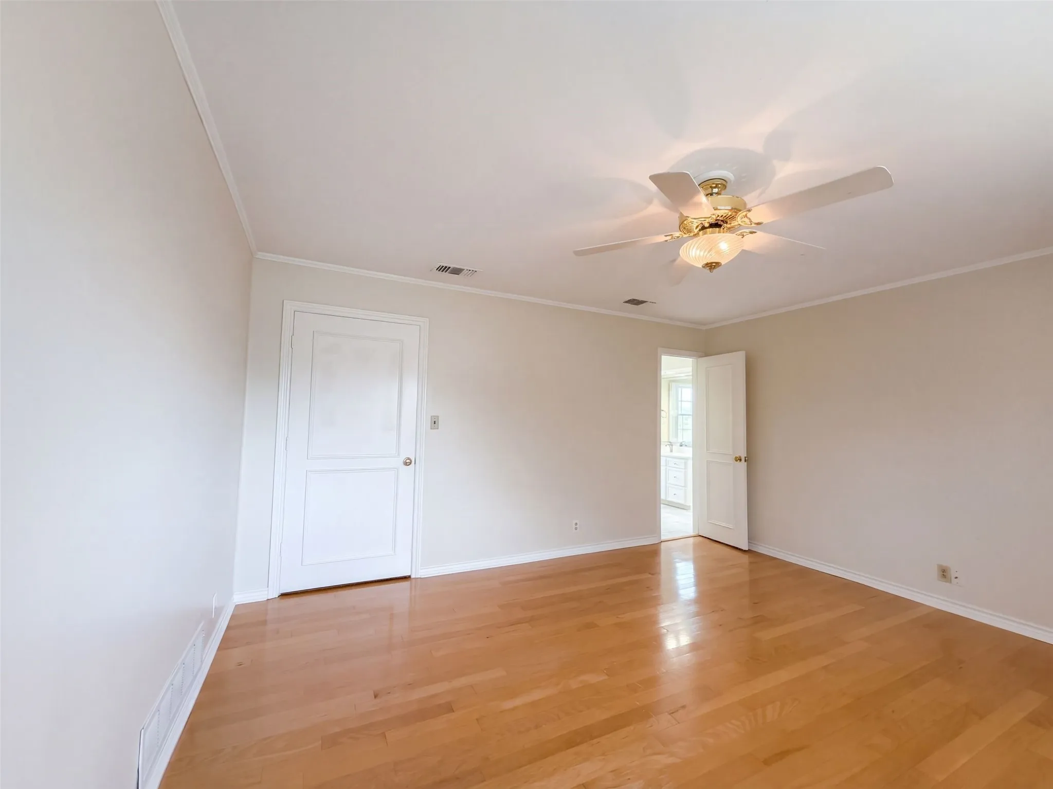 Single Family Residence For Sale in Tarrant County , 3111 Collard Road, Arlington, Texas 76017, 6 Bedroom, 4 Bathroom, 2 Garage spaces, 4,305 Sqft, built in 1976, mls#21407600, Real Estate Agent in Arlington, Homes For Sale in Tarrant county, Homes For Sale in Arlington, Realtor in Arlington Texas, Real Estate Brokerage Independent Realty Texas, Luminita Cordes Realtor