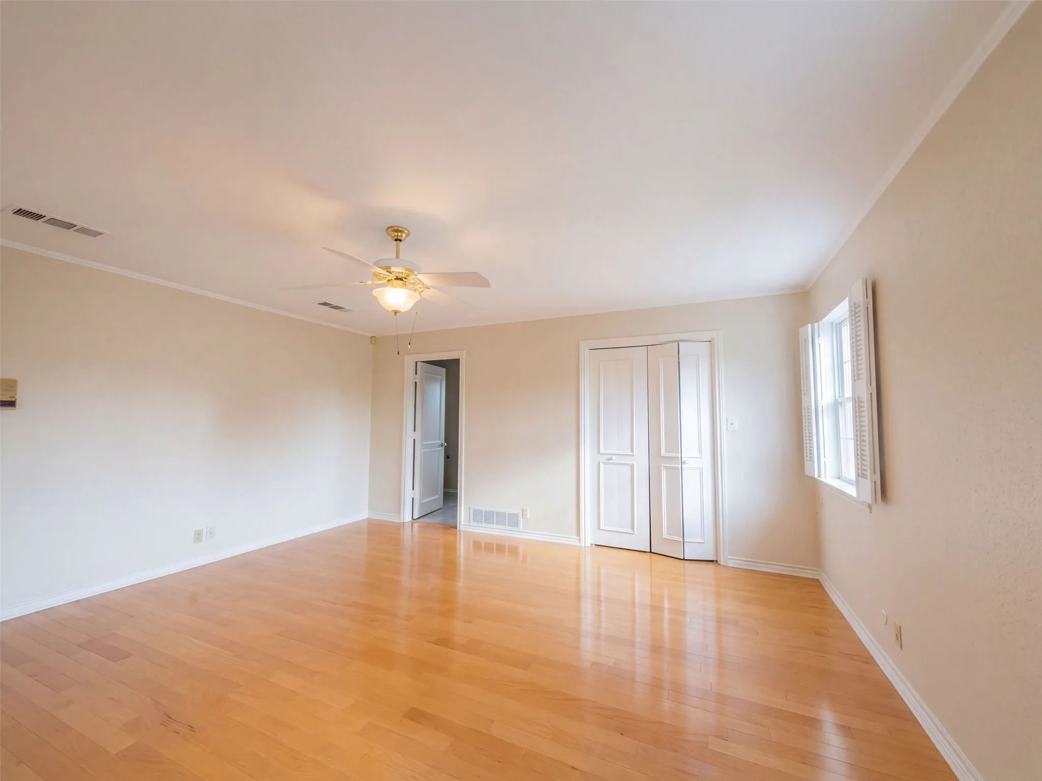 Single Family Residence For Sale in Tarrant County , 3111 Collard Road, Arlington, Texas 76017, 6 Bedroom, 4 Bathroom, 2 Garage spaces, 4,305 Sqft, built in 1976, mls#21407600, Real Estate Agent in Arlington, Homes For Sale in Tarrant county, Homes For Sale in Arlington, Realtor in Arlington Texas, Real Estate Brokerage Independent Realty Texas, Luminita Cordes Realtor