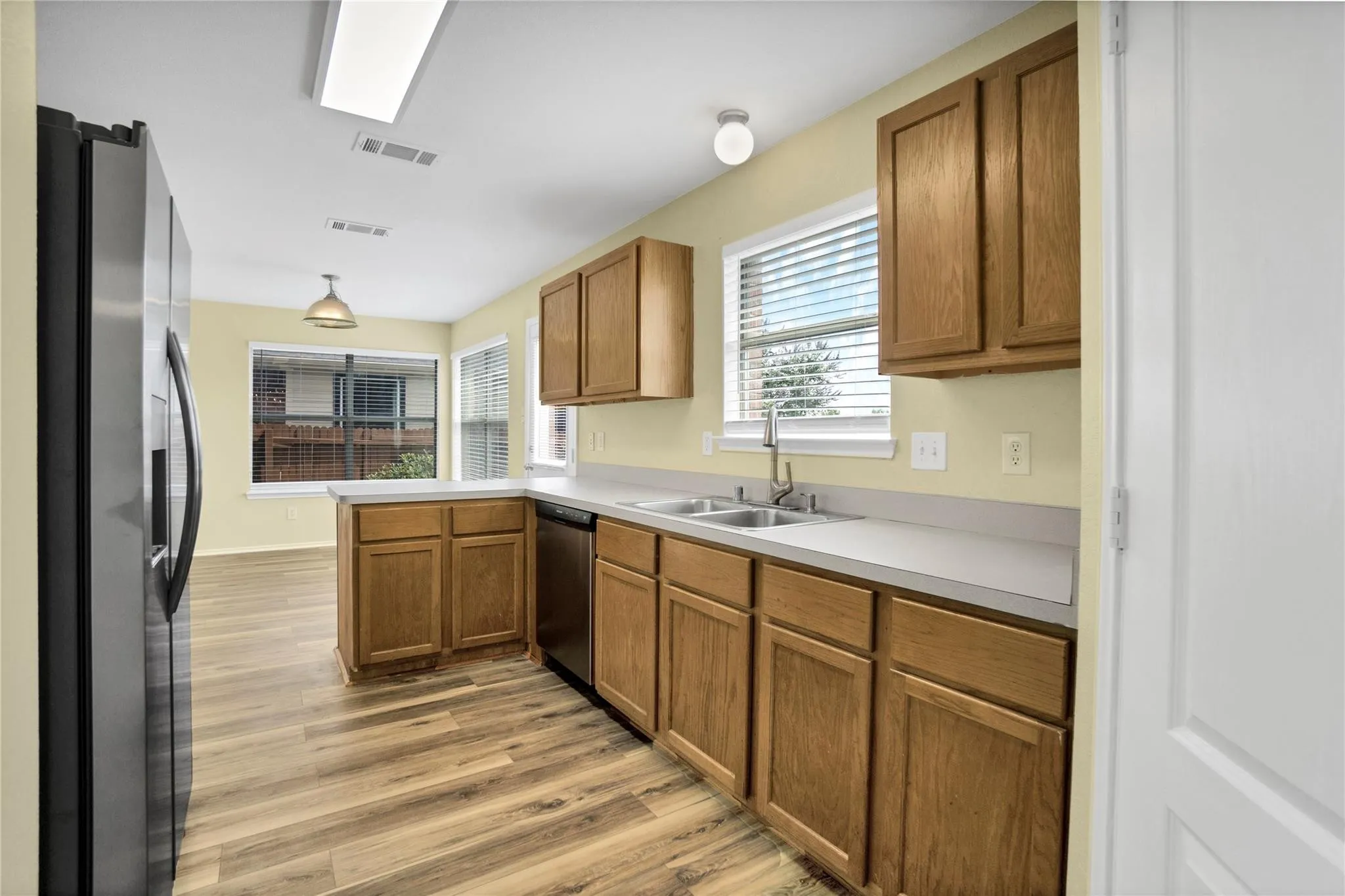 Single Family Residence For Rent in Kaufman County , 2009 Songbird Drive, Forney, Texas 75126, 4 Bedroom, 3 Bathroom, 2 Garage spaces, 2,376 Sqft, built in 2005, mls#21407100, Real Estate Agent in Forney, Homes For Rent in Kaufman county, Homes For Rent in Forney, Realtor in Forney Texas, Real Estate Brokerage Independent Realty Texas, Luminita Cordes Realtor