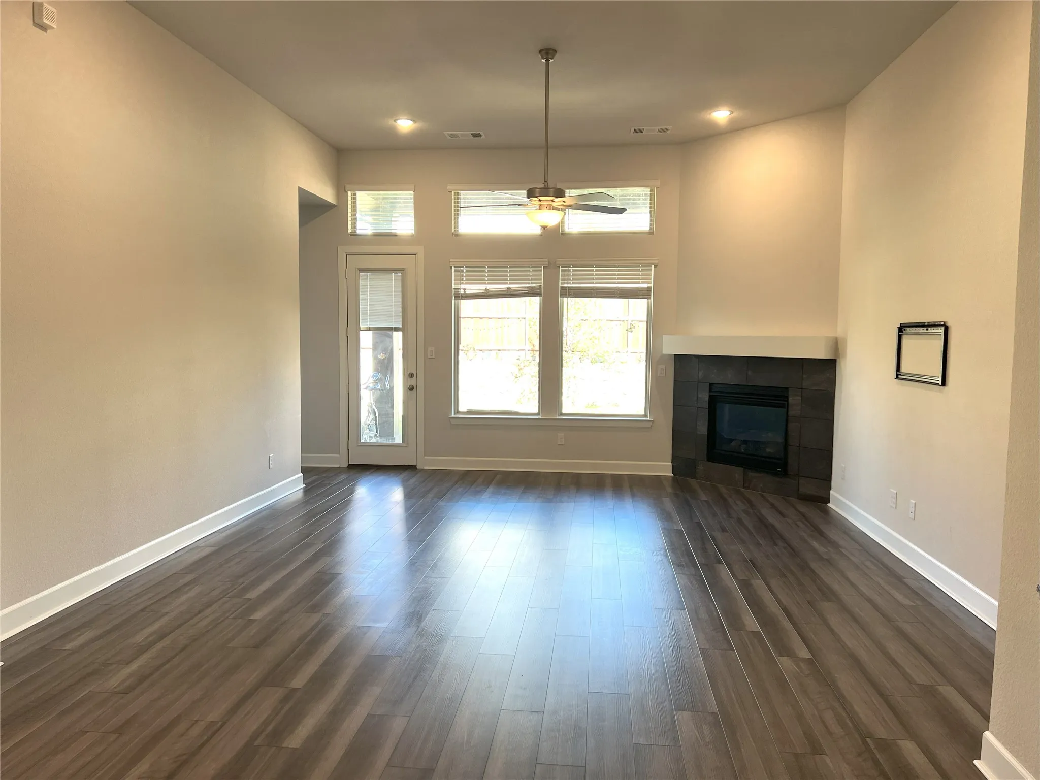 Single Family Residence For Rent in Denton County , 352 Foxthorne Way, Little Elm, Texas 75068, 4 Bedroom, 3 Bathroom, 2 Garage spaces, 2,251 Sqft, built in 2022, mls#21400660, Real Estate Agent in Little Elm, Homes For Rent in Denton county, Homes For Rent in Little Elm, Realtor in Little Elm Texas, Real Estate Brokerage Independent Realty Texas, Luminita Cordes Realtor