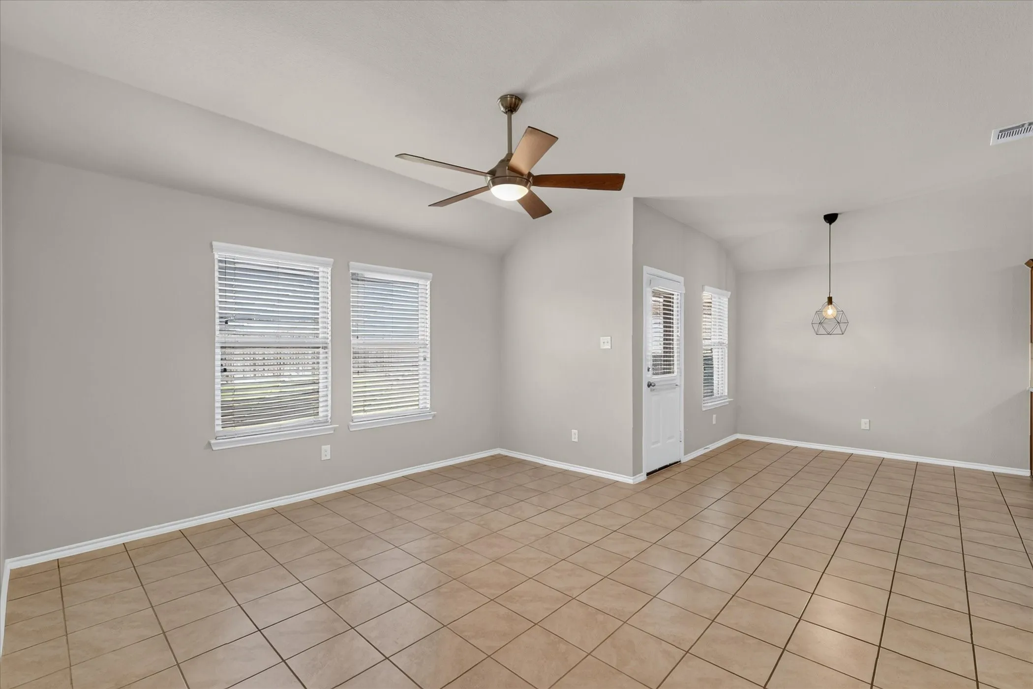 Single Family Residence For Rent in Rockwall County , 1049 Sewell Drive, Fate, Texas 75189, 4 Bedroom, 2 Bathroom, 2 Garage spaces, 1,542 Sqft, built in 2017, mls#21407112, Real Estate Agent in Fate, Homes For Rent in Rockwall county, Homes For Rent in Fate, Realtor in Fate Texas, Real Estate Brokerage Independent Realty Texas, Luminita Cordes Realtor