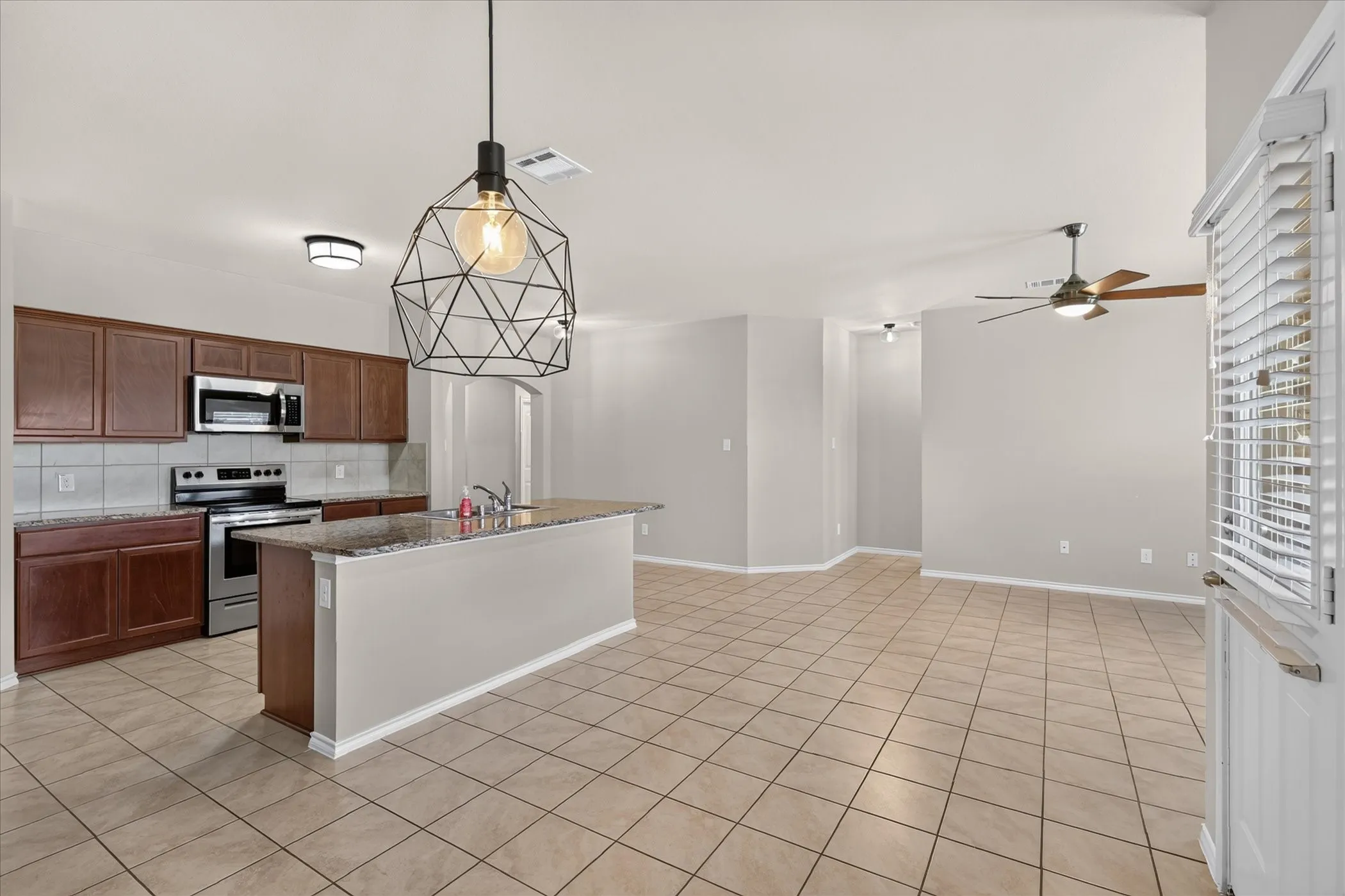 Single Family Residence For Rent in Rockwall County , 1049 Sewell Drive, Fate, Texas 75189, 4 Bedroom, 2 Bathroom, 2 Garage spaces, 1,542 Sqft, built in 2017, mls#21407112, Real Estate Agent in Fate, Homes For Rent in Rockwall county, Homes For Rent in Fate, Realtor in Fate Texas, Real Estate Brokerage Independent Realty Texas, Luminita Cordes Realtor