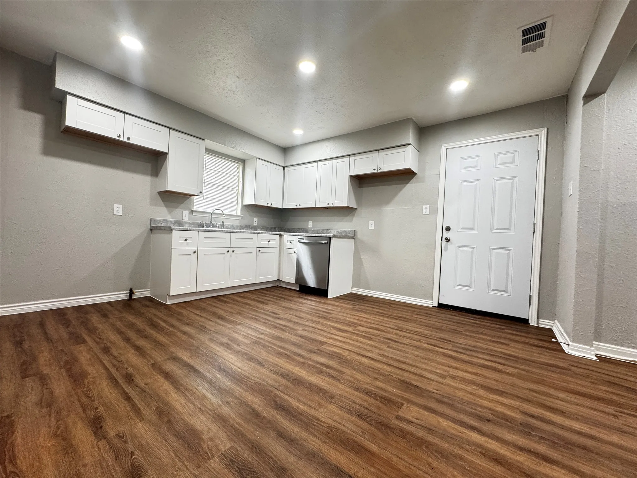 Single Family Residence For Rent in Dallas County , 6338 Belgrade Avenue, Dallas, Texas 75227, 3 Bedroom, 2 Bathroom, 1 Garage spaces, 822 Sqft, built in 1948, mls#21408219, Real Estate Agent in Dallas, Homes For Rent in Dallas county, Homes For Rent in Dallas, Realtor in Dallas Texas, Real Estate Brokerage Independent Realty Texas, Luminita Cordes Realtor