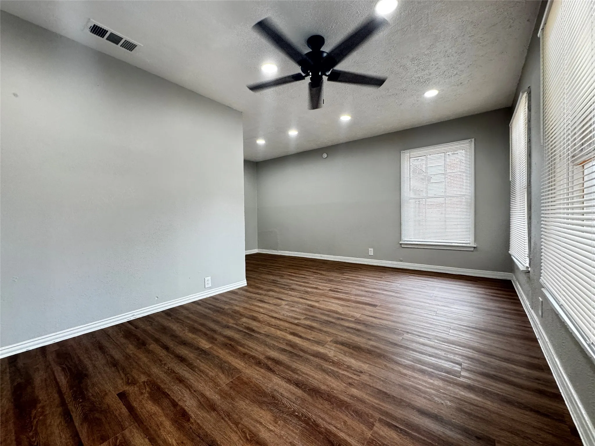 Single Family Residence For Rent in Dallas County , 6338 Belgrade Avenue, Dallas, Texas 75227, 3 Bedroom, 2 Bathroom, 1 Garage spaces, 822 Sqft, built in 1948, mls#21408219, Real Estate Agent in Dallas, Homes For Rent in Dallas county, Homes For Rent in Dallas, Realtor in Dallas Texas, Real Estate Brokerage Independent Realty Texas, Luminita Cordes Realtor