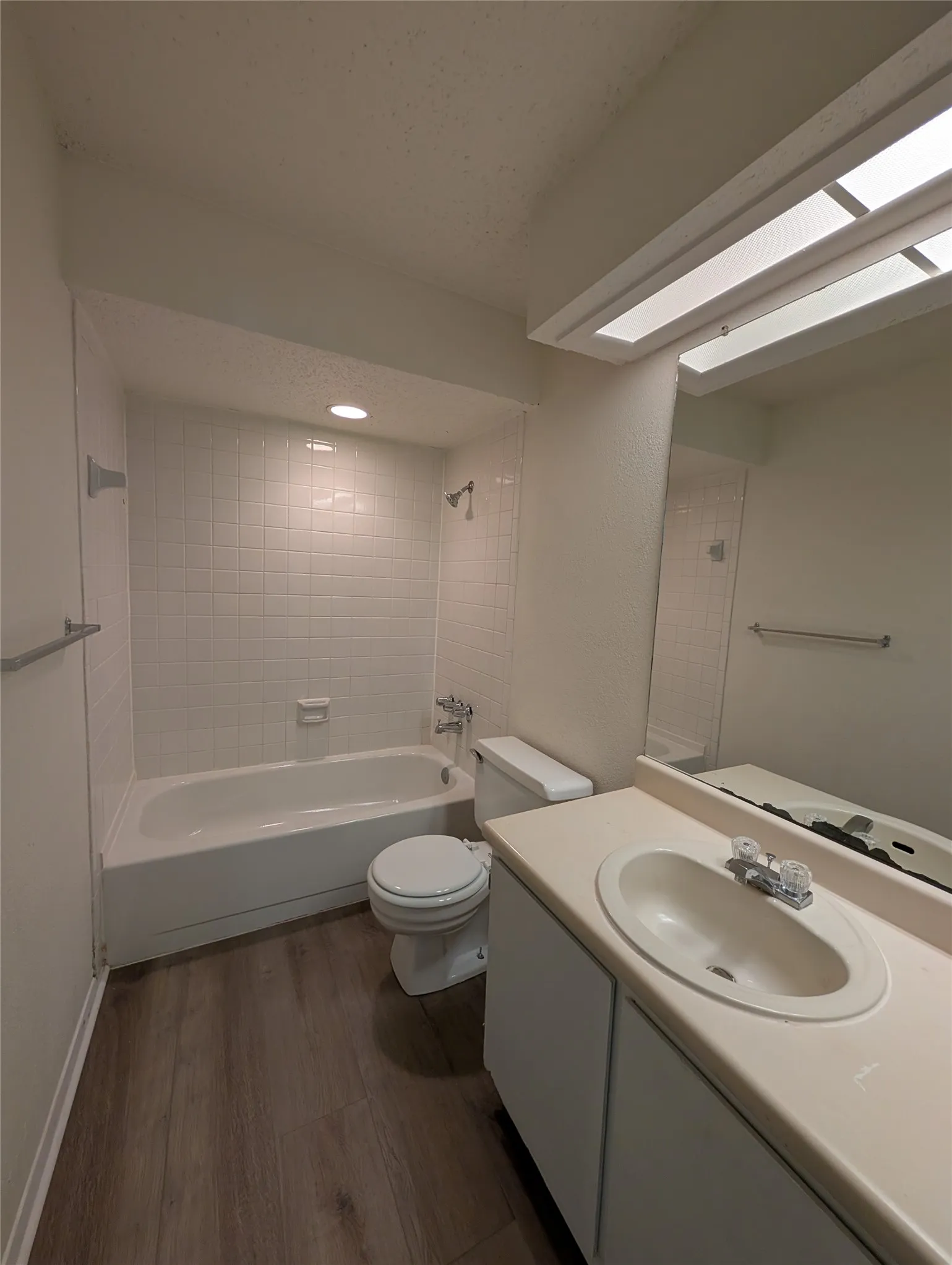Condominium For Rent in Dallas County , 7431 Holly Hill Drive 219, Dallas, Texas 75231, 2 Bedroom, 2 Bathroom, Garage spaces, 959 Sqft, built in 1979, mls#21408222, Real Estate Agent in Dallas, Homes For Rent in Dallas county, Homes For Rent in Dallas, Realtor in Dallas Texas, Real Estate Brokerage Independent Realty Texas, Luminita Cordes Realtor