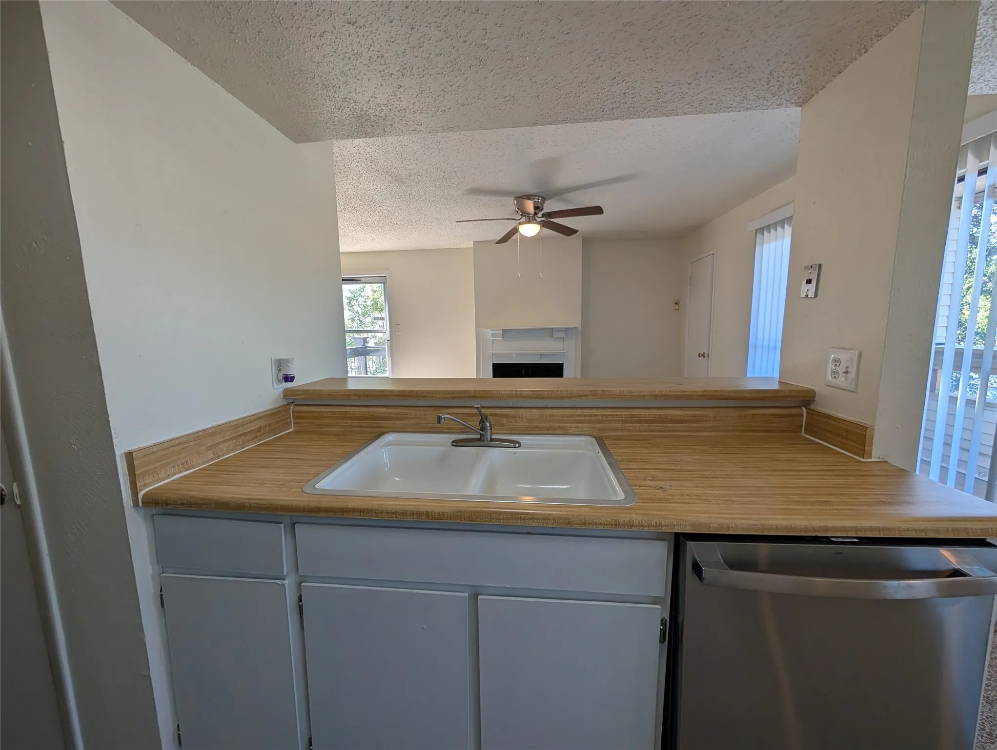 Condominium For Rent in Dallas County , 7431 Holly Hill Drive 219, Dallas, Texas 75231, 2 Bedroom, 2 Bathroom, Garage spaces, 959 Sqft, built in 1979, mls#21408222, Real Estate Agent in Dallas, Homes For Rent in Dallas county, Homes For Rent in Dallas, Realtor in Dallas Texas, Real Estate Brokerage Independent Realty Texas, Luminita Cordes Realtor