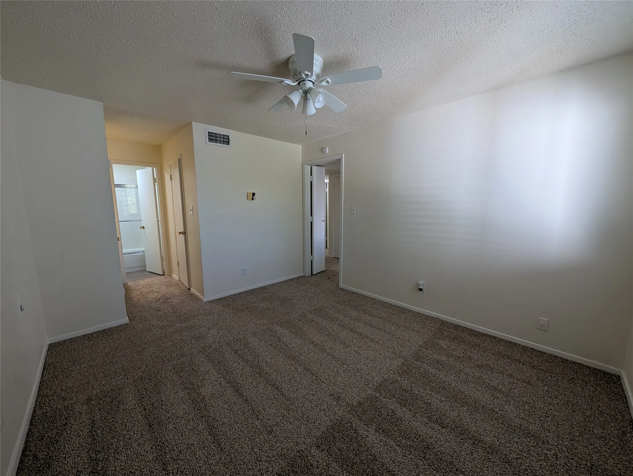 Condominium For Rent in Dallas County , 7431 Holly Hill Drive 219, Dallas, Texas 75231, 2 Bedroom, 2 Bathroom, Garage spaces, 959 Sqft, built in 1979, mls#21408222, Real Estate Agent in Dallas, Homes For Rent in Dallas county, Homes For Rent in Dallas, Realtor in Dallas Texas, Real Estate Brokerage Independent Realty Texas, Luminita Cordes Realtor