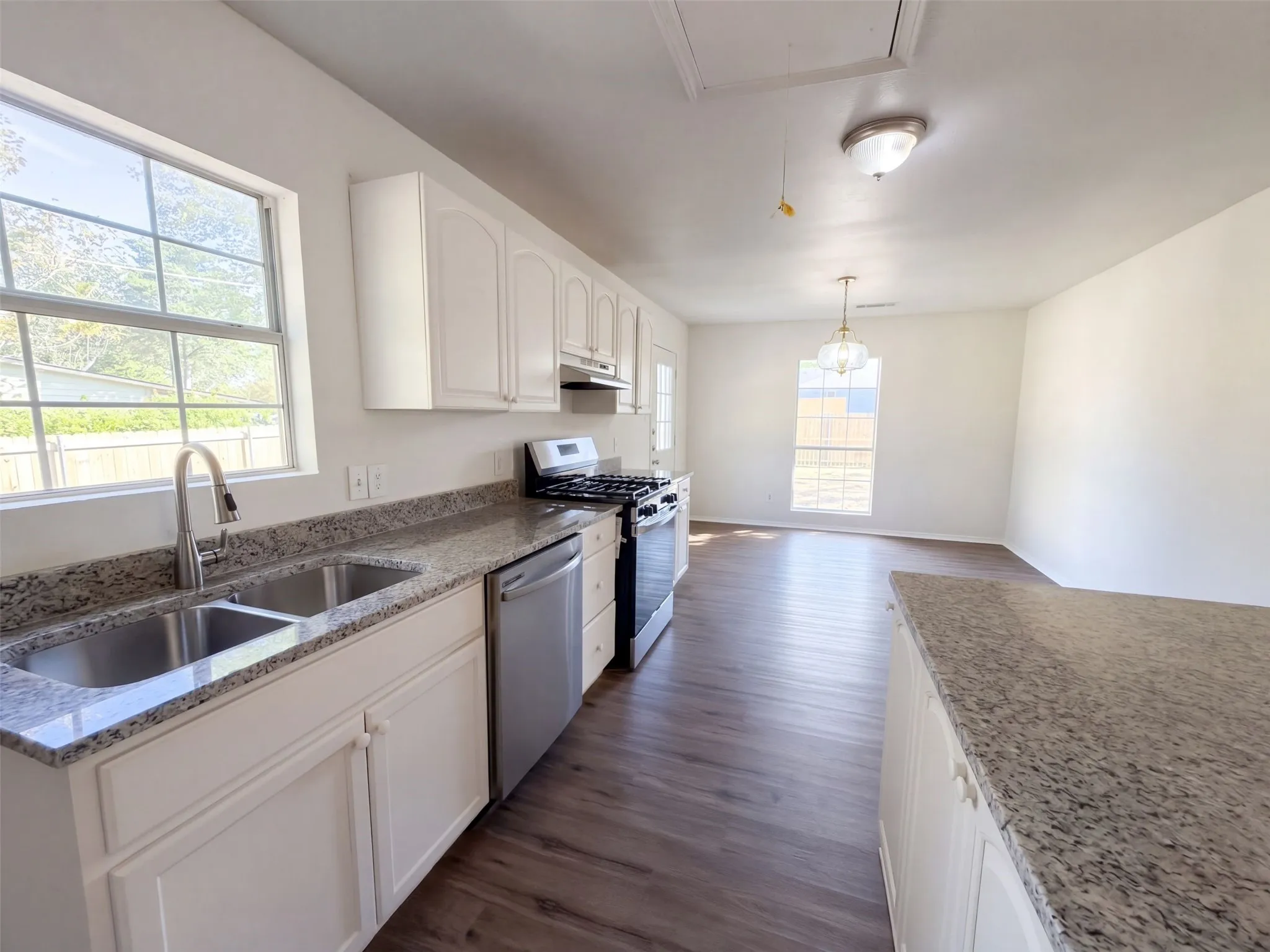 Single Family Residence For Sale in Dallas County , 1710 Cumberland Drive, Garland, Texas 75040, 5 Bedroom, 2 Bathroom, Garage spaces, 1,672 Sqft, built in 2002, mls#21407069, Real Estate Agent in Garland, Homes For Sale in Dallas county, Homes For Sale in Garland, Realtor in Garland Texas, Real Estate Brokerage Independent Realty Texas, Luminita Cordes Realtor