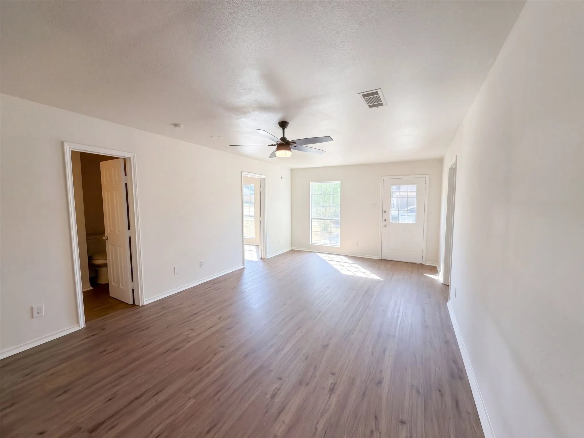 Single Family Residence For Sale in Dallas County , 1710 Cumberland Drive, Garland, Texas 75040, 5 Bedroom, 2 Bathroom, Garage spaces, 1,672 Sqft, built in 2002, mls#21407069, Real Estate Agent in Garland, Homes For Sale in Dallas county, Homes For Sale in Garland, Realtor in Garland Texas, Real Estate Brokerage Independent Realty Texas, Luminita Cordes Realtor