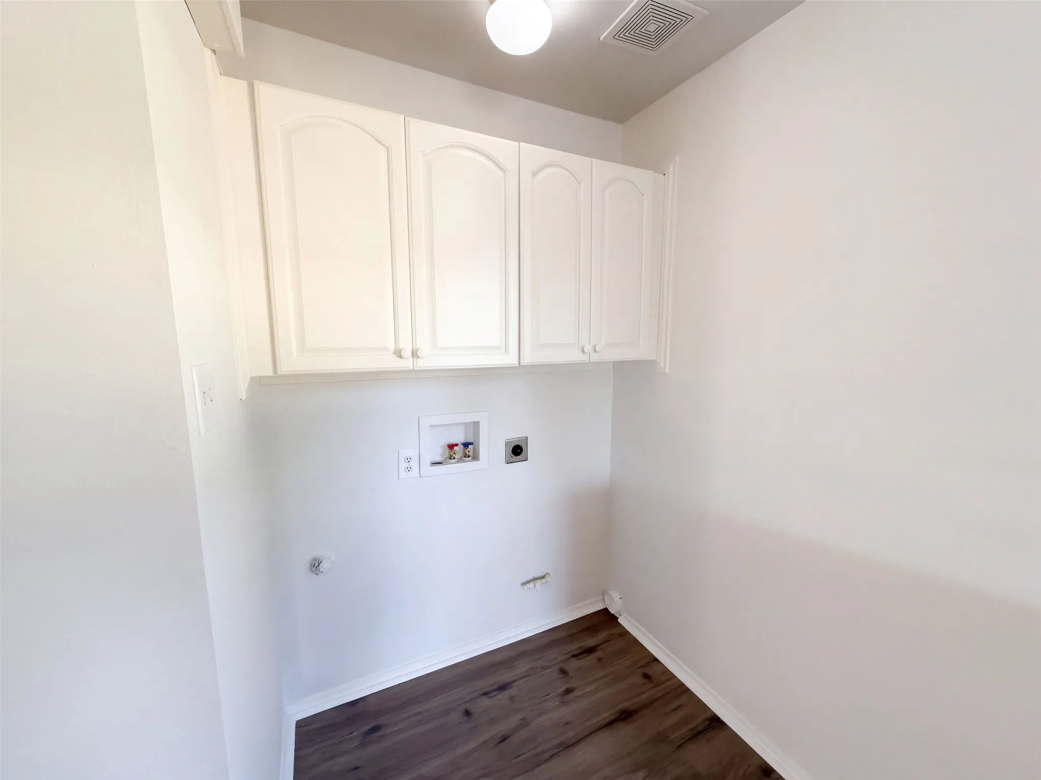 Single Family Residence For Sale in Dallas County , 1710 Cumberland Drive, Garland, Texas 75040, 5 Bedroom, 2 Bathroom, Garage spaces, 1,672 Sqft, built in 2002, mls#21407069, Real Estate Agent in Garland, Homes For Sale in Dallas county, Homes For Sale in Garland, Realtor in Garland Texas, Real Estate Brokerage Independent Realty Texas, Luminita Cordes Realtor