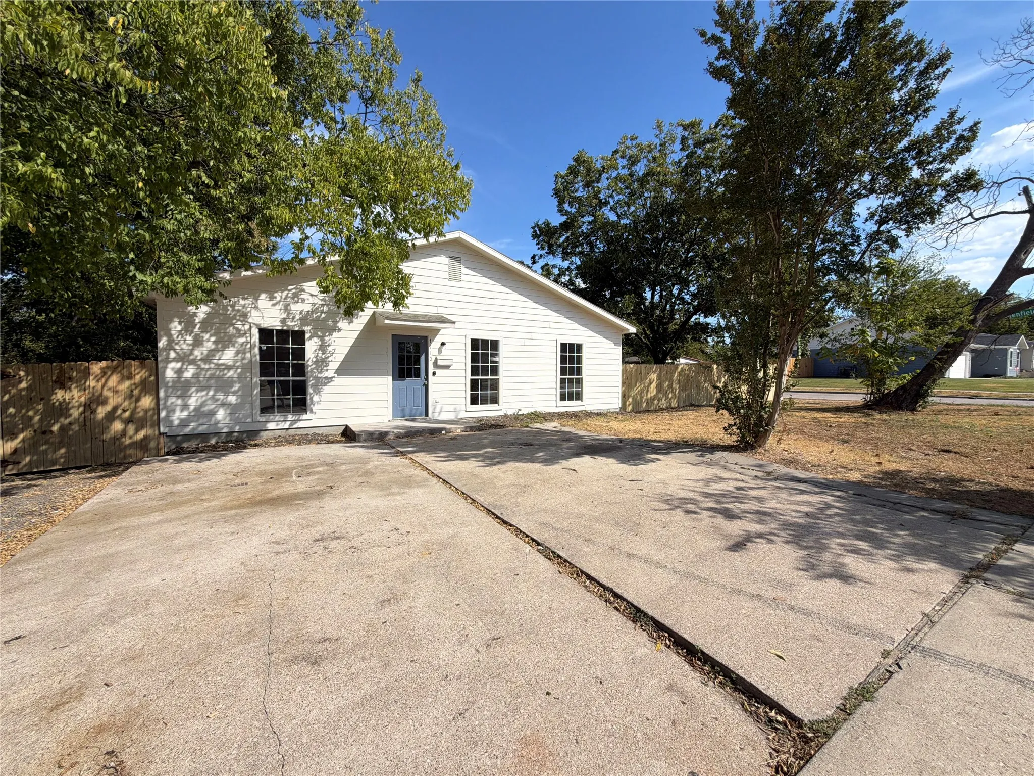 Single Family Residence For Sale in Dallas County , 1710 Cumberland Drive, Garland, Texas 75040, 5 Bedroom, 2 Bathroom, Garage spaces, 1,672 Sqft, built in 2002, mls#21407069, Real Estate Agent in Garland, Homes For Sale in Dallas county, Homes For Sale in Garland, Realtor in Garland Texas, Real Estate Brokerage Independent Realty Texas, Luminita Cordes Realtor