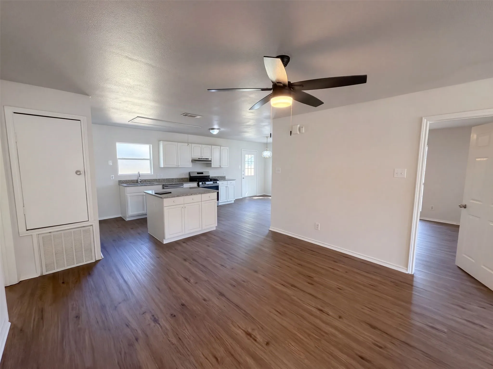 Single Family Residence For Sale in Dallas County , 1710 Cumberland Drive, Garland, Texas 75040, 5 Bedroom, 2 Bathroom, Garage spaces, 1,672 Sqft, built in 2002, mls#21407069, Real Estate Agent in Garland, Homes For Sale in Dallas county, Homes For Sale in Garland, Realtor in Garland Texas, Real Estate Brokerage Independent Realty Texas, Luminita Cordes Realtor