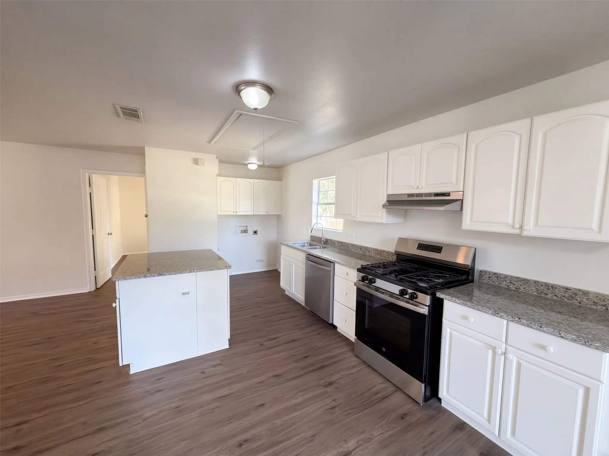 Single Family Residence For Sale in Dallas County , 1710 Cumberland Drive, Garland, Texas 75040, 5 Bedroom, 2 Bathroom, Garage spaces, 1,672 Sqft, built in 2002, mls#21407069, Real Estate Agent in Garland, Homes For Sale in Dallas county, Homes For Sale in Garland, Realtor in Garland Texas, Real Estate Brokerage Independent Realty Texas, Luminita Cordes Realtor