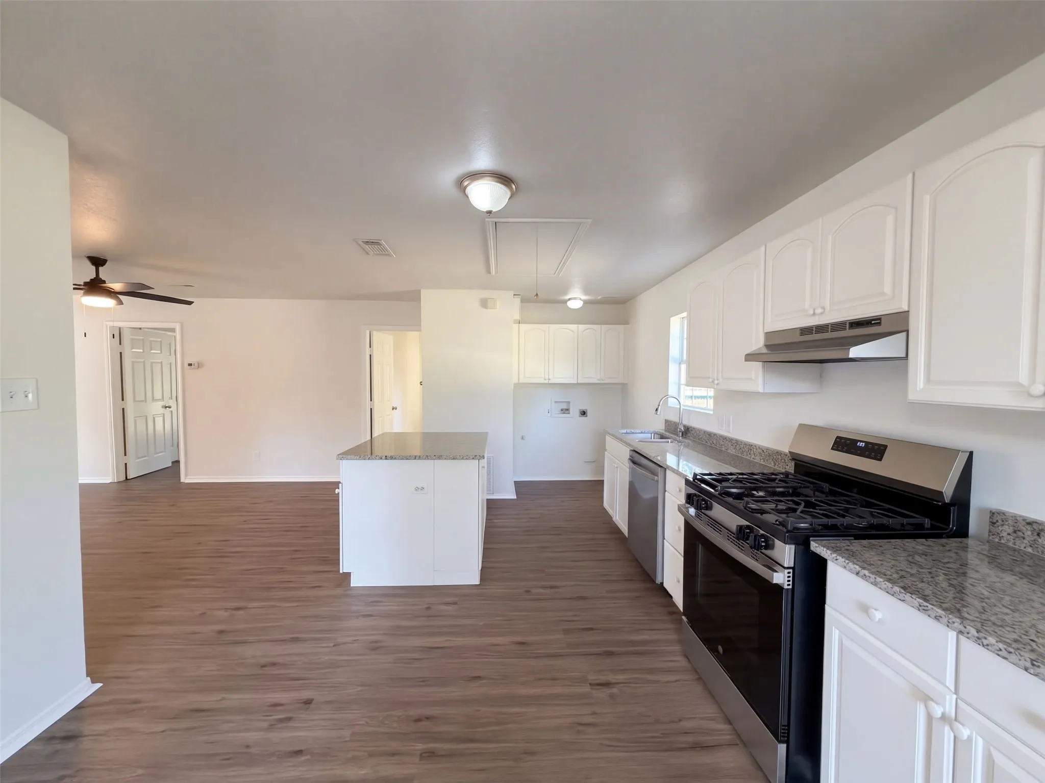 Single Family Residence For Sale in Dallas County , 1710 Cumberland Drive, Garland, Texas 75040, 5 Bedroom, 2 Bathroom, Garage spaces, 1,672 Sqft, built in 2002, mls#21407069, Real Estate Agent in Garland, Homes For Sale in Dallas county, Homes For Sale in Garland, Realtor in Garland Texas, Real Estate Brokerage Independent Realty Texas, Luminita Cordes Realtor