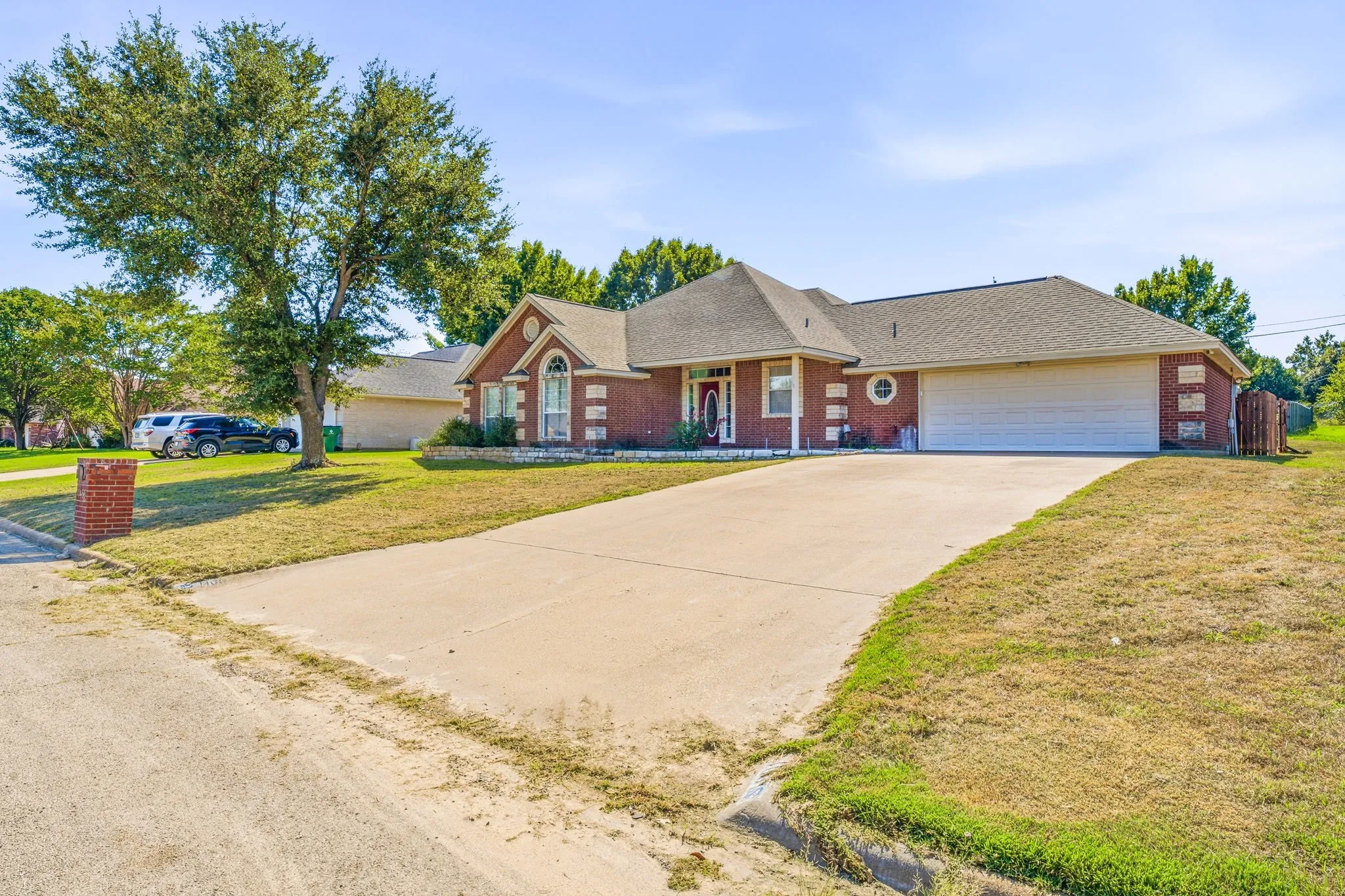 Single Family Residence For Sale in Erath County , 1466 Oakwood Drive, Stephenville, Texas 76401, 3 Bedroom, 2 Bathroom, 2 Garage spaces, 1,733 Sqft, built in 1999, mls#21408160, Real Estate Agent in Stephenville, Homes For Sale in Erath county, Homes For Sale in Stephenville, Realtor in Stephenville Texas, Real Estate Brokerage Independent Realty Texas, Luminita Cordes Realtor