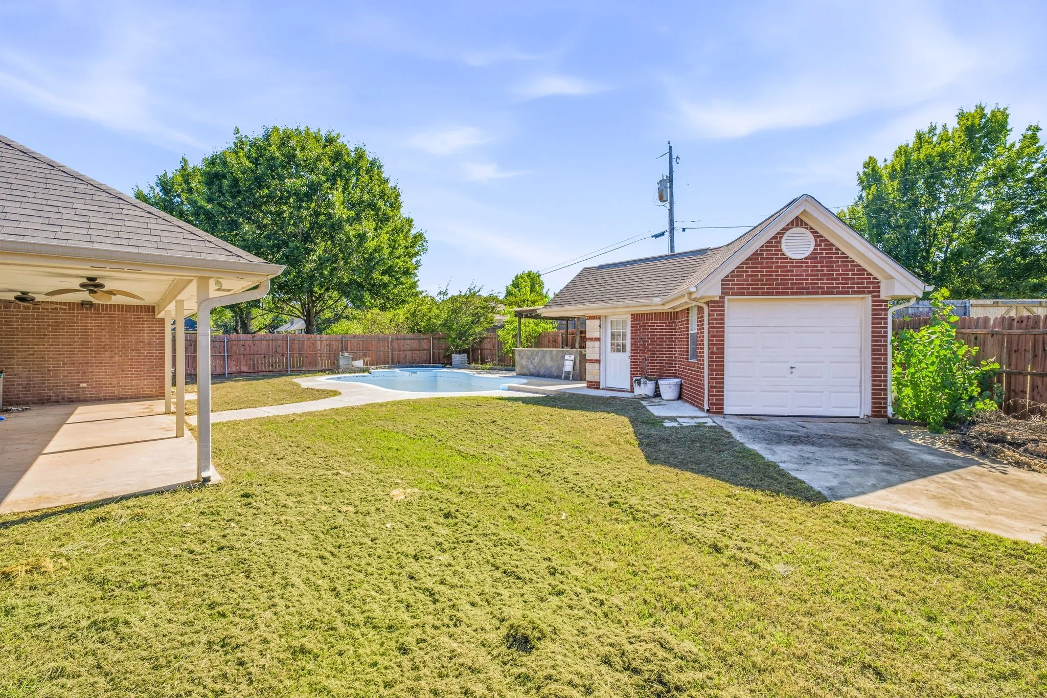 Single Family Residence For Sale in Erath County , 1466 Oakwood Drive, Stephenville, Texas 76401, 3 Bedroom, 2 Bathroom, 2 Garage spaces, 1,733 Sqft, built in 1999, mls#21408160, Real Estate Agent in Stephenville, Homes For Sale in Erath county, Homes For Sale in Stephenville, Realtor in Stephenville Texas, Real Estate Brokerage Independent Realty Texas, Luminita Cordes Realtor