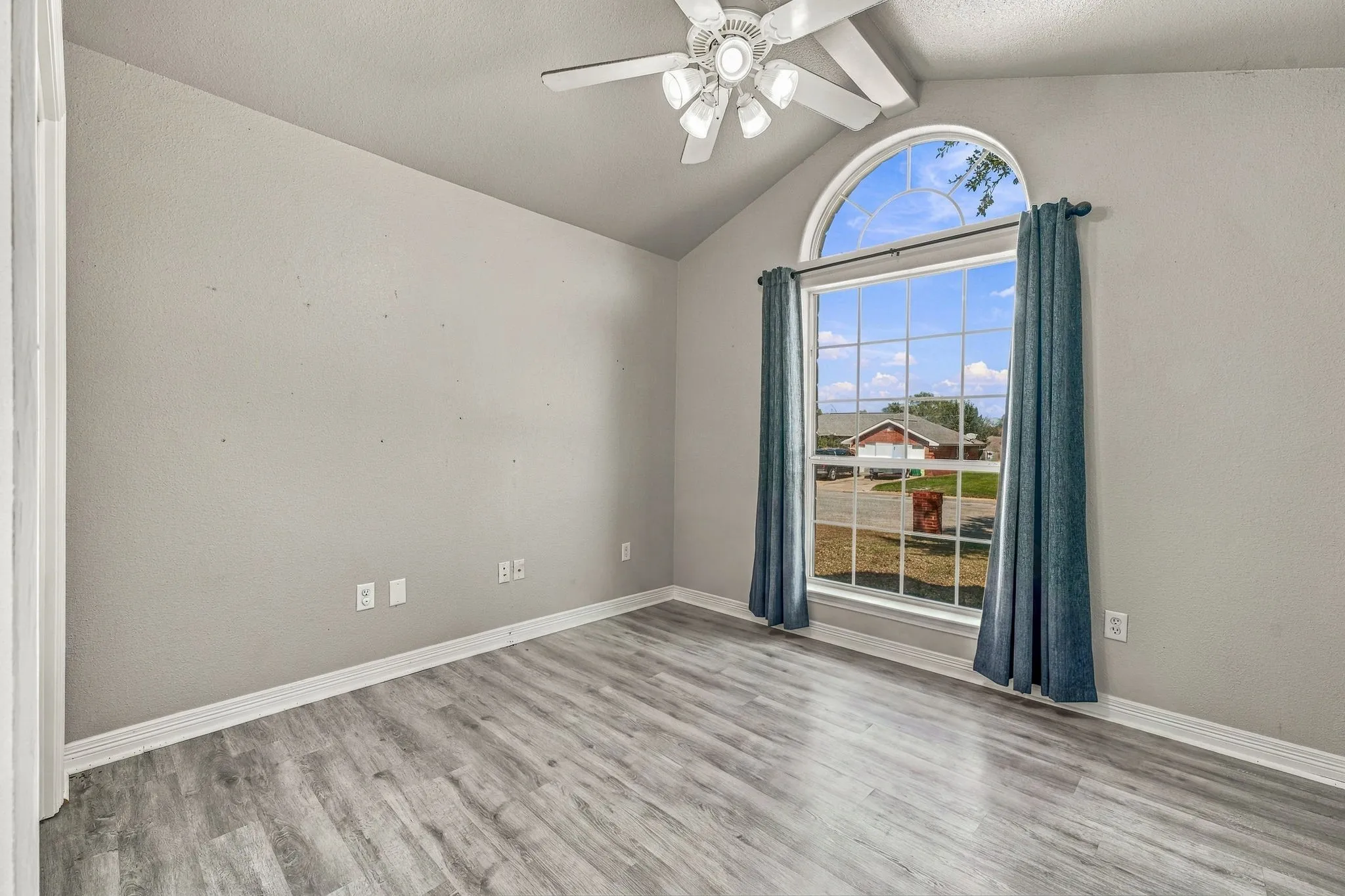 Single Family Residence For Sale in Erath County , 1466 Oakwood Drive, Stephenville, Texas 76401, 3 Bedroom, 2 Bathroom, 2 Garage spaces, 1,733 Sqft, built in 1999, mls#21408160, Real Estate Agent in Stephenville, Homes For Sale in Erath county, Homes For Sale in Stephenville, Realtor in Stephenville Texas, Real Estate Brokerage Independent Realty Texas, Luminita Cordes Realtor