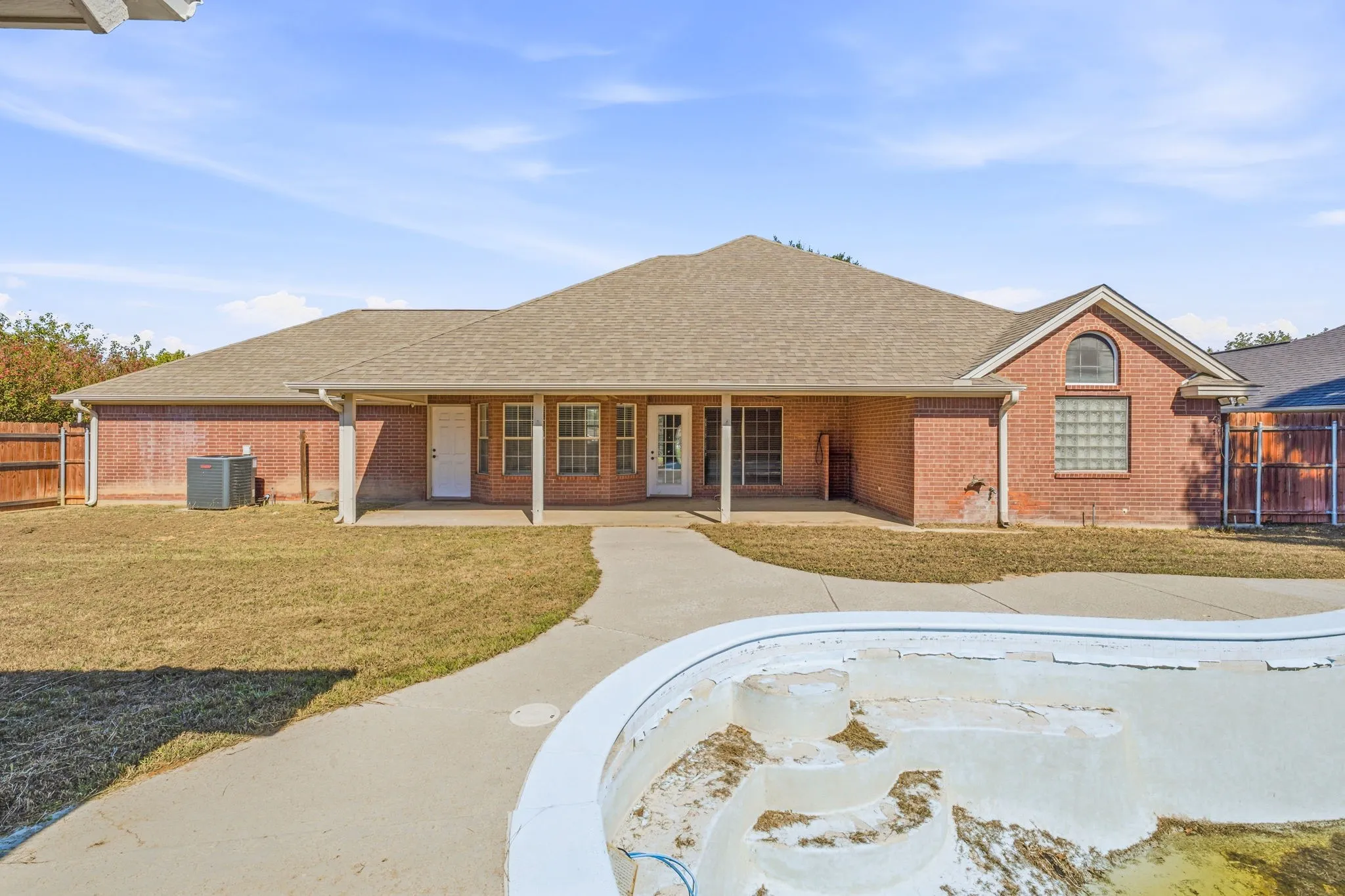 Single Family Residence For Sale in Erath County , 1466 Oakwood Drive, Stephenville, Texas 76401, 3 Bedroom, 2 Bathroom, 2 Garage spaces, 1,733 Sqft, built in 1999, mls#21408160, Real Estate Agent in Stephenville, Homes For Sale in Erath county, Homes For Sale in Stephenville, Realtor in Stephenville Texas, Real Estate Brokerage Independent Realty Texas, Luminita Cordes Realtor