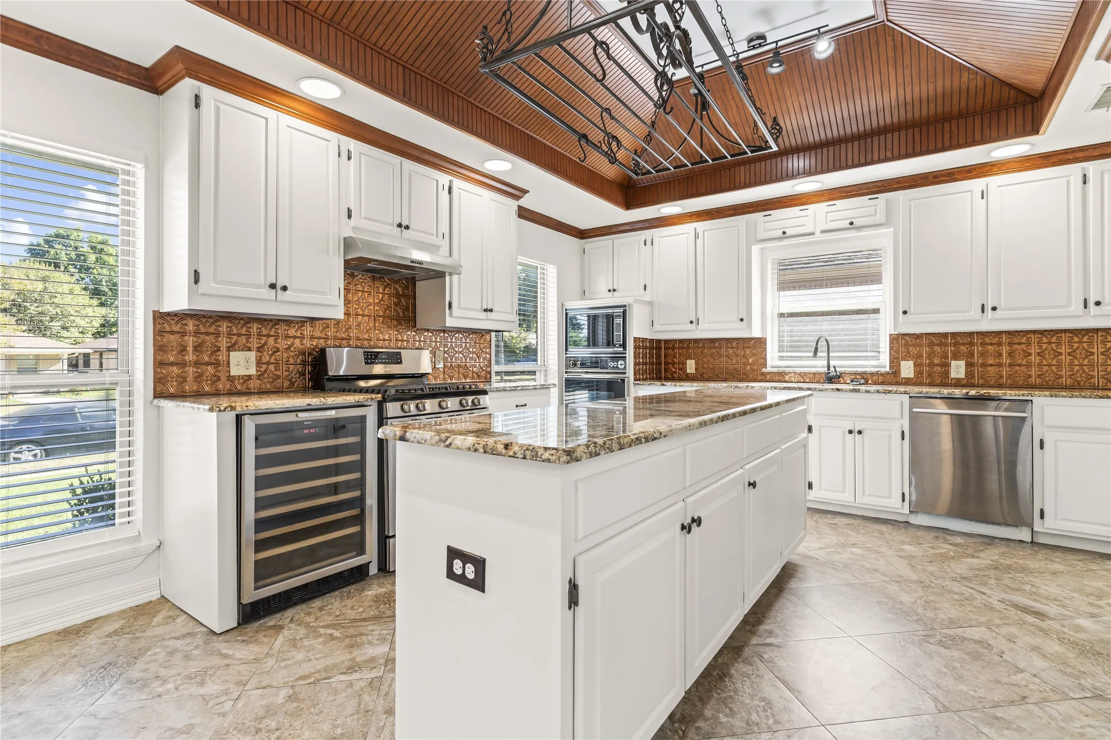 Single Family Residence For Sale in Dallas County , 6423 Ridgemont Drive, Dallas, Texas 75214, 5 Bedroom, 4 Bathroom, 2 Garage spaces, 3,792 Sqft, built in 1985, mls#21403850, Real Estate Agent in Dallas, Homes For Sale in Dallas county, Homes For Sale in Dallas, Realtor in Dallas Texas, Real Estate Brokerage Independent Realty Texas, Luminita Cordes Realtor