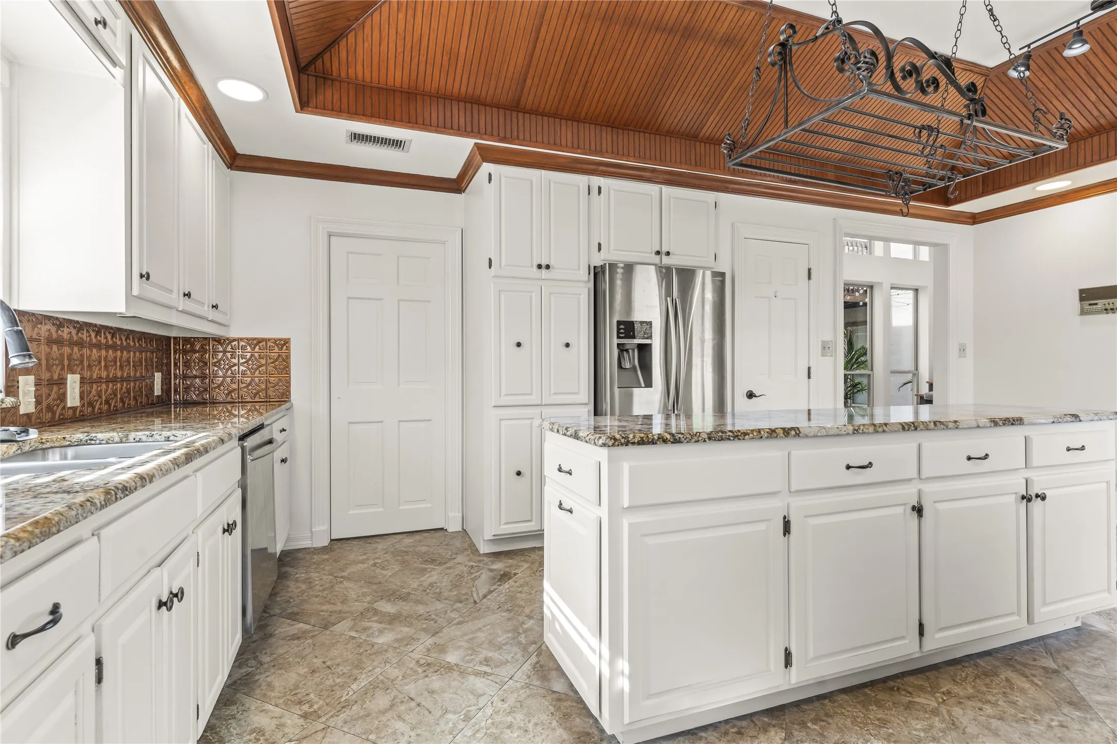 Single Family Residence For Sale in Dallas County , 6423 Ridgemont Drive, Dallas, Texas 75214, 5 Bedroom, 4 Bathroom, 2 Garage spaces, 3,792 Sqft, built in 1985, mls#21403850, Real Estate Agent in Dallas, Homes For Sale in Dallas county, Homes For Sale in Dallas, Realtor in Dallas Texas, Real Estate Brokerage Independent Realty Texas, Luminita Cordes Realtor