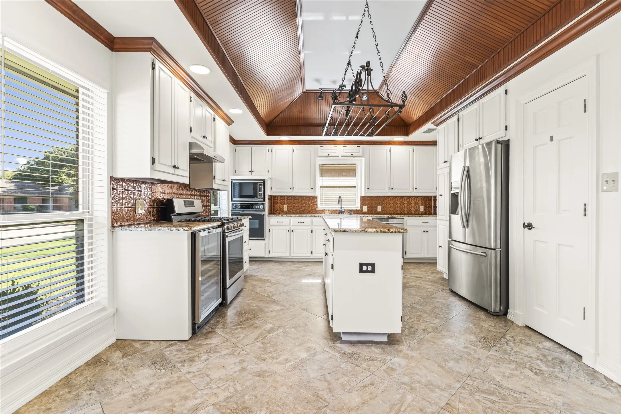 Single Family Residence For Sale in Dallas County , 6423 Ridgemont Drive, Dallas, Texas 75214, 5 Bedroom, 4 Bathroom, 2 Garage spaces, 3,792 Sqft, built in 1985, mls#21403850, Real Estate Agent in Dallas, Homes For Sale in Dallas county, Homes For Sale in Dallas, Realtor in Dallas Texas, Real Estate Brokerage Independent Realty Texas, Luminita Cordes Realtor