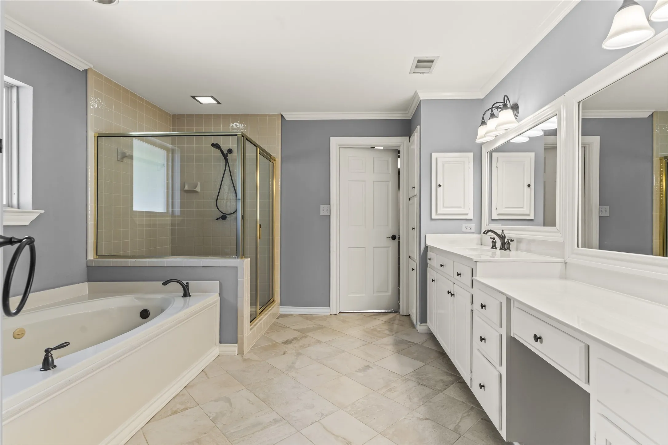 Single Family Residence For Sale in Dallas County , 6423 Ridgemont Drive, Dallas, Texas 75214, 5 Bedroom, 4 Bathroom, 2 Garage spaces, 3,792 Sqft, built in 1985, mls#21403850, Real Estate Agent in Dallas, Homes For Sale in Dallas county, Homes For Sale in Dallas, Realtor in Dallas Texas, Real Estate Brokerage Independent Realty Texas, Luminita Cordes Realtor