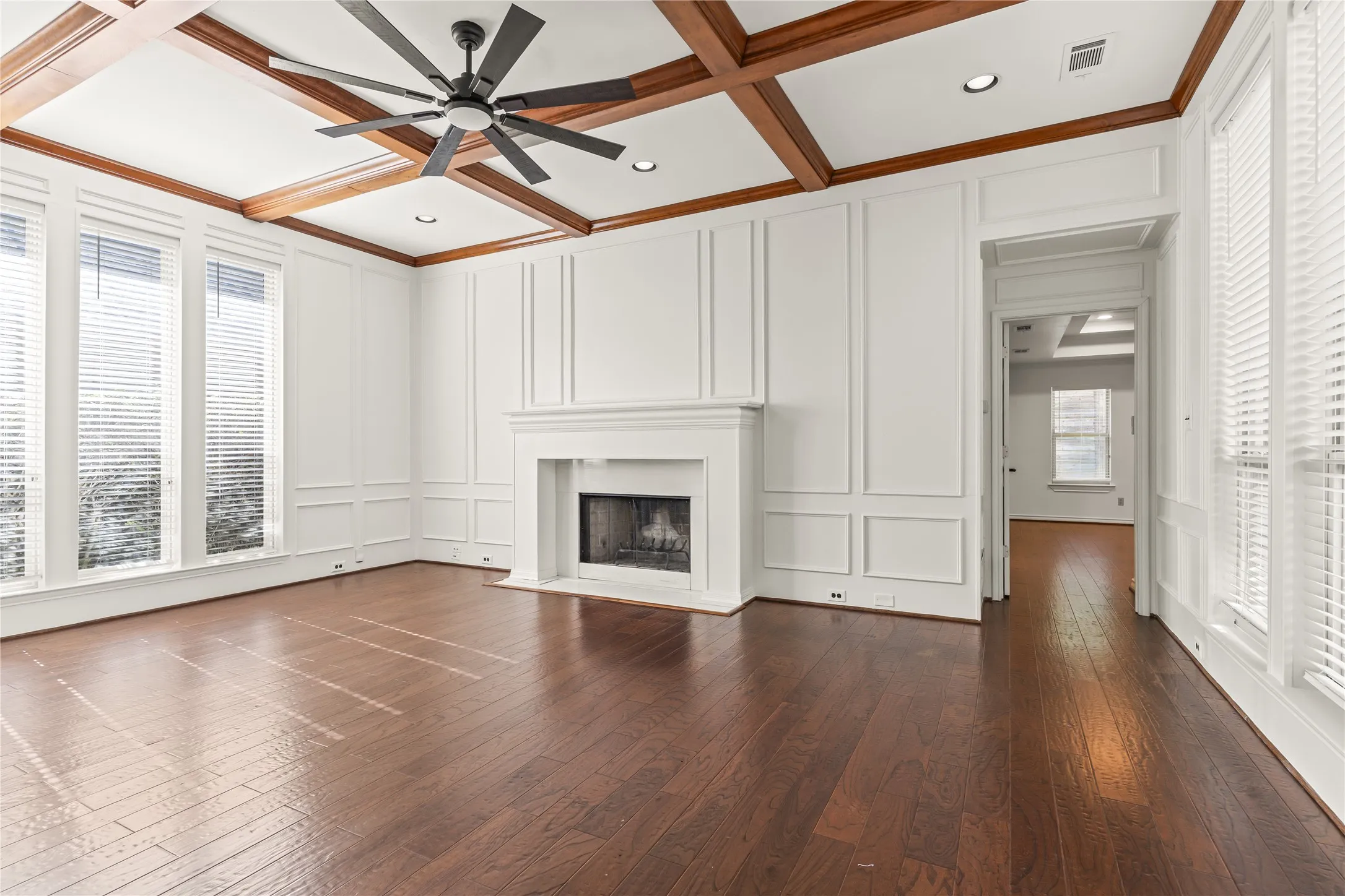 Single Family Residence For Sale in Dallas County , 6423 Ridgemont Drive, Dallas, Texas 75214, 5 Bedroom, 4 Bathroom, 2 Garage spaces, 3,792 Sqft, built in 1985, mls#21403850, Real Estate Agent in Dallas, Homes For Sale in Dallas county, Homes For Sale in Dallas, Realtor in Dallas Texas, Real Estate Brokerage Independent Realty Texas, Luminita Cordes Realtor