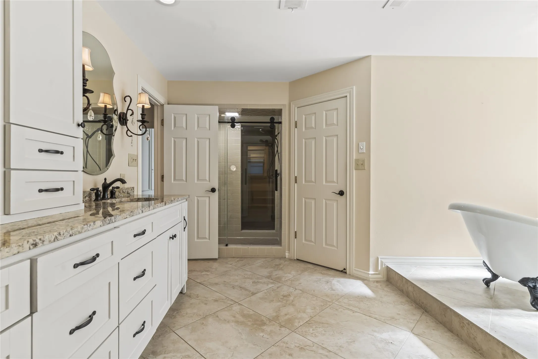 Single Family Residence For Sale in Dallas County , 6423 Ridgemont Drive, Dallas, Texas 75214, 5 Bedroom, 4 Bathroom, 2 Garage spaces, 3,792 Sqft, built in 1985, mls#21403850, Real Estate Agent in Dallas, Homes For Sale in Dallas county, Homes For Sale in Dallas, Realtor in Dallas Texas, Real Estate Brokerage Independent Realty Texas, Luminita Cordes Realtor