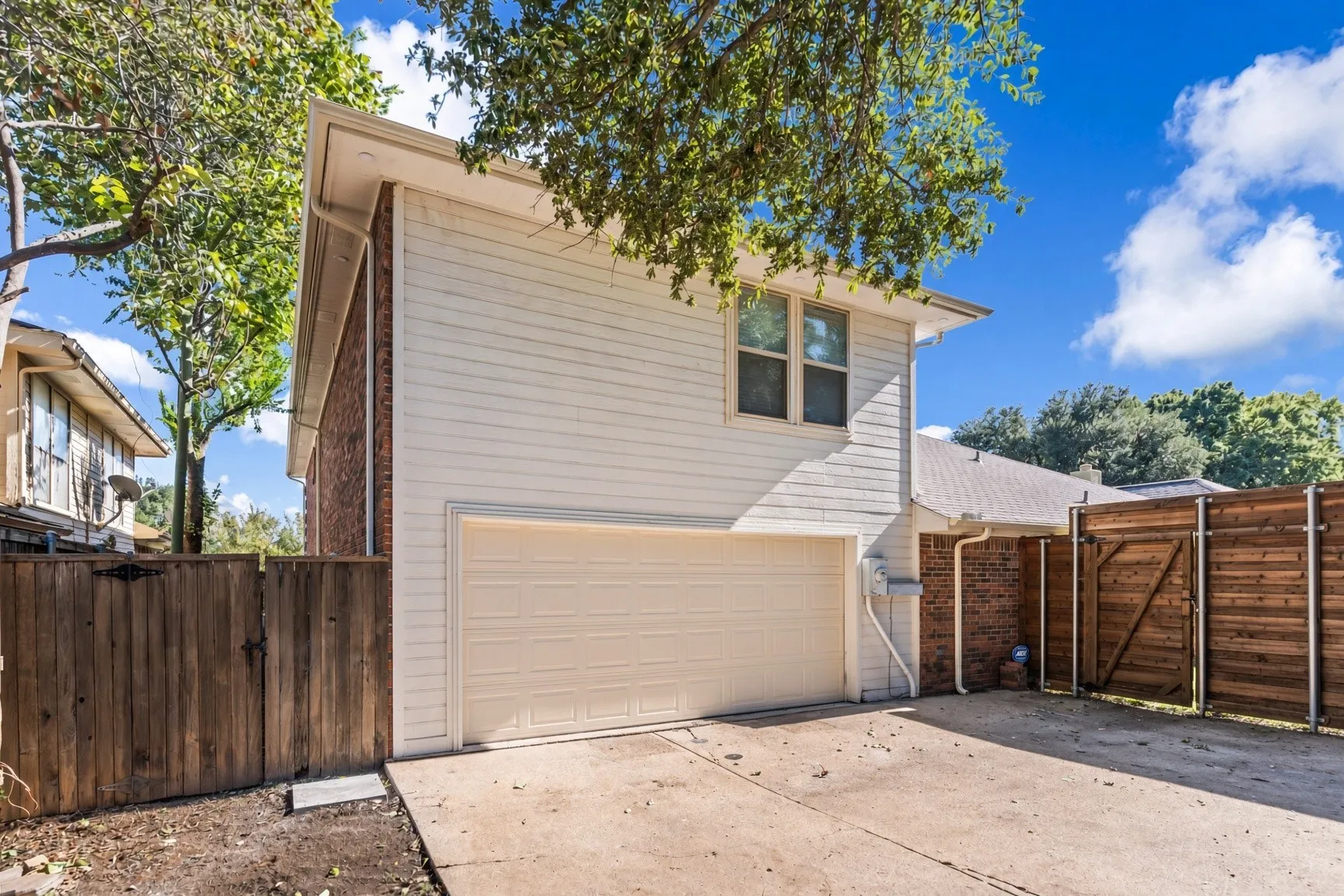 Single Family Residence For Sale in Dallas County , 6423 Ridgemont Drive, Dallas, Texas 75214, 5 Bedroom, 4 Bathroom, 2 Garage spaces, 3,792 Sqft, built in 1985, mls#21403850, Real Estate Agent in Dallas, Homes For Sale in Dallas county, Homes For Sale in Dallas, Realtor in Dallas Texas, Real Estate Brokerage Independent Realty Texas, Luminita Cordes Realtor