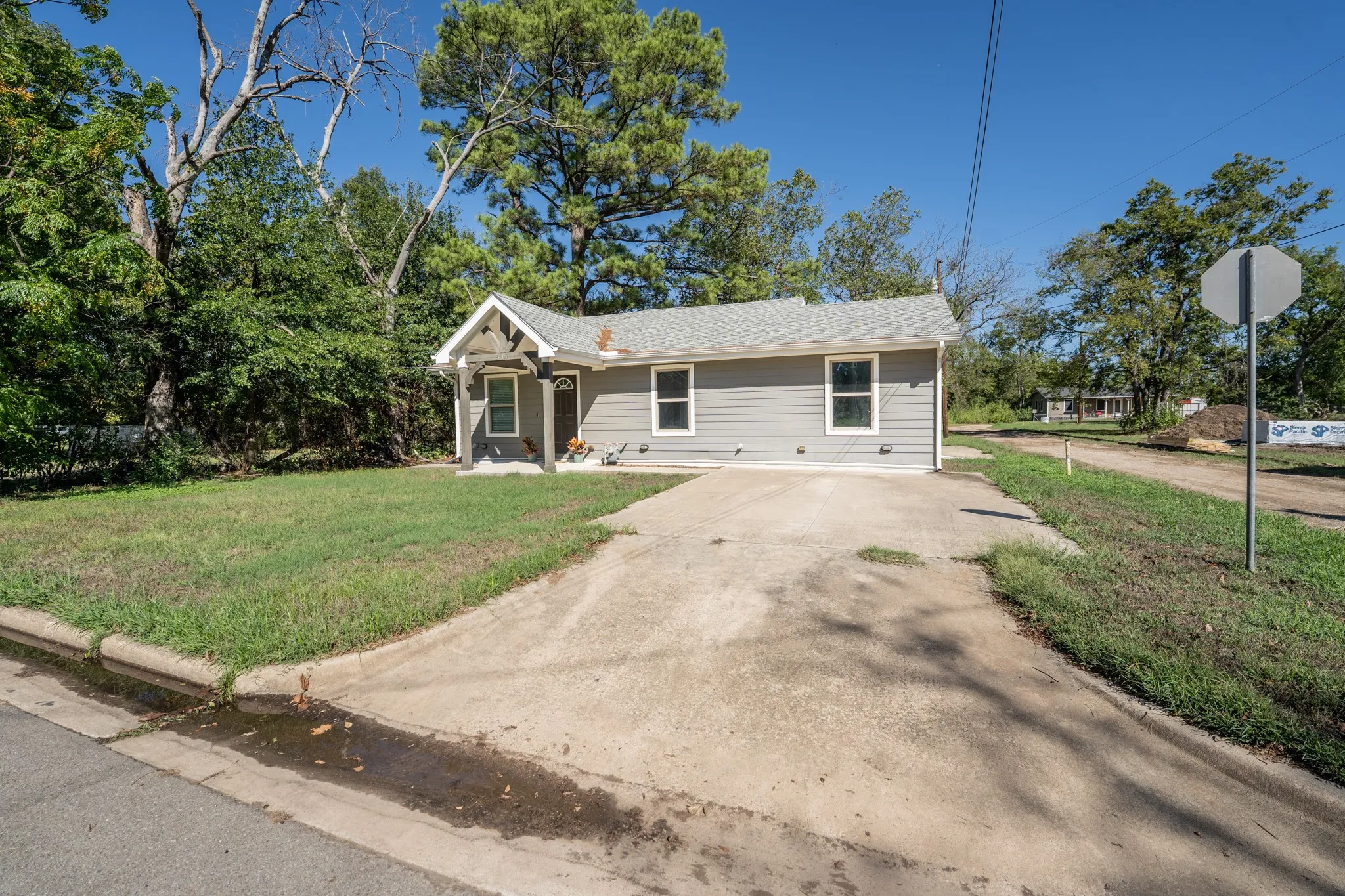 Single Family Residence For Sale in Hopkins County , 510 Woodlawn Street, Sulphur Springs, Texas 75482, 3 Bedroom, 2 Bathroom, Garage spaces, 1,347 Sqft, built in 1940, mls#21406825, Real Estate Agent in Sulphur Springs, Homes For Sale in Hopkins county, Homes For Sale in Sulphur Springs, Realtor in Sulphur Springs Texas, Real Estate Brokerage Independent Realty Texas, Luminita Cordes Realtor