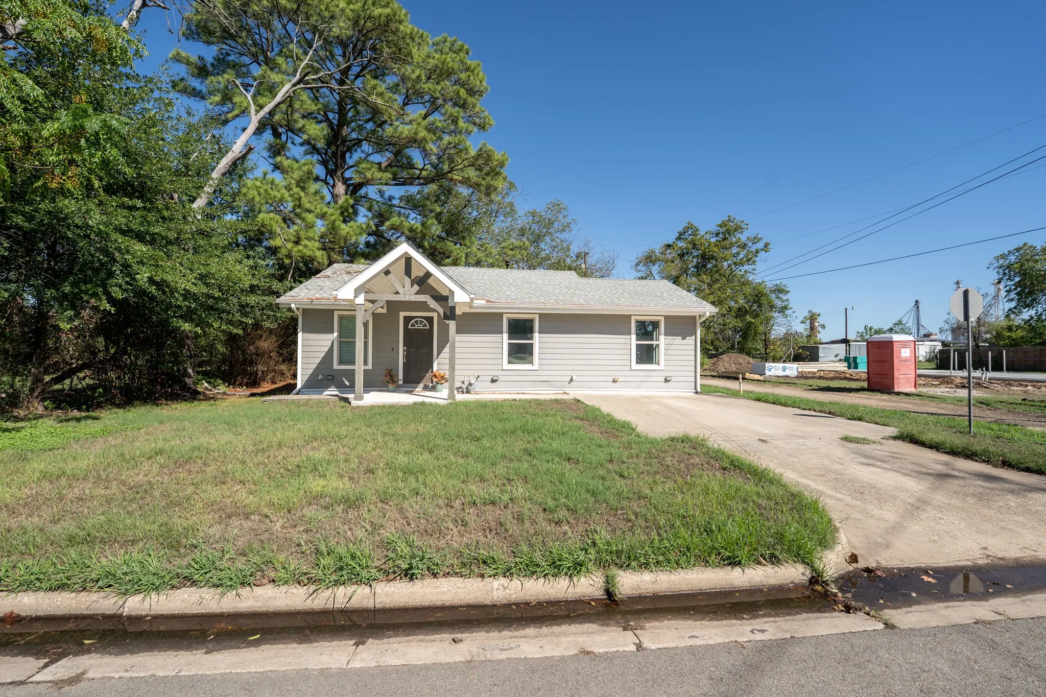 Single Family Residence For Sale in Hopkins County , 510 Woodlawn Street, Sulphur Springs, Texas 75482, 3 Bedroom, 2 Bathroom, Garage spaces, 1,347 Sqft, built in 1940, mls#21406825, Real Estate Agent in Sulphur Springs, Homes For Sale in Hopkins county, Homes For Sale in Sulphur Springs, Realtor in Sulphur Springs Texas, Real Estate Brokerage Independent Realty Texas, Luminita Cordes Realtor