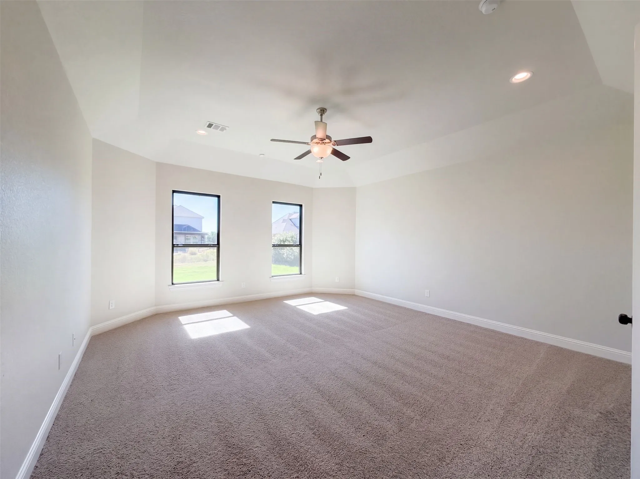 Single Family Residence For Sale in Ellis County , 1505 Hudson Drive, Ennis, Texas 75119, 5 Bedroom, 5 Bathroom, 3 Garage spaces, 4,252 Sqft, built in 2018, mls#21407567, Real Estate Agent in Ennis, Homes For Sale in Ellis county, Homes For Sale in Ennis, Realtor in Ennis Texas, Real Estate Brokerage Independent Realty Texas, Luminita Cordes Realtor