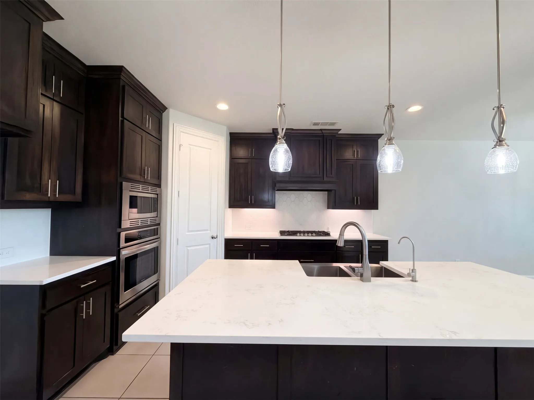 Single Family Residence For Sale in Ellis County , 1505 Hudson Drive, Ennis, Texas 75119, 5 Bedroom, 5 Bathroom, 3 Garage spaces, 4,252 Sqft, built in 2018, mls#21407567, Real Estate Agent in Ennis, Homes For Sale in Ellis county, Homes For Sale in Ennis, Realtor in Ennis Texas, Real Estate Brokerage Independent Realty Texas, Luminita Cordes Realtor