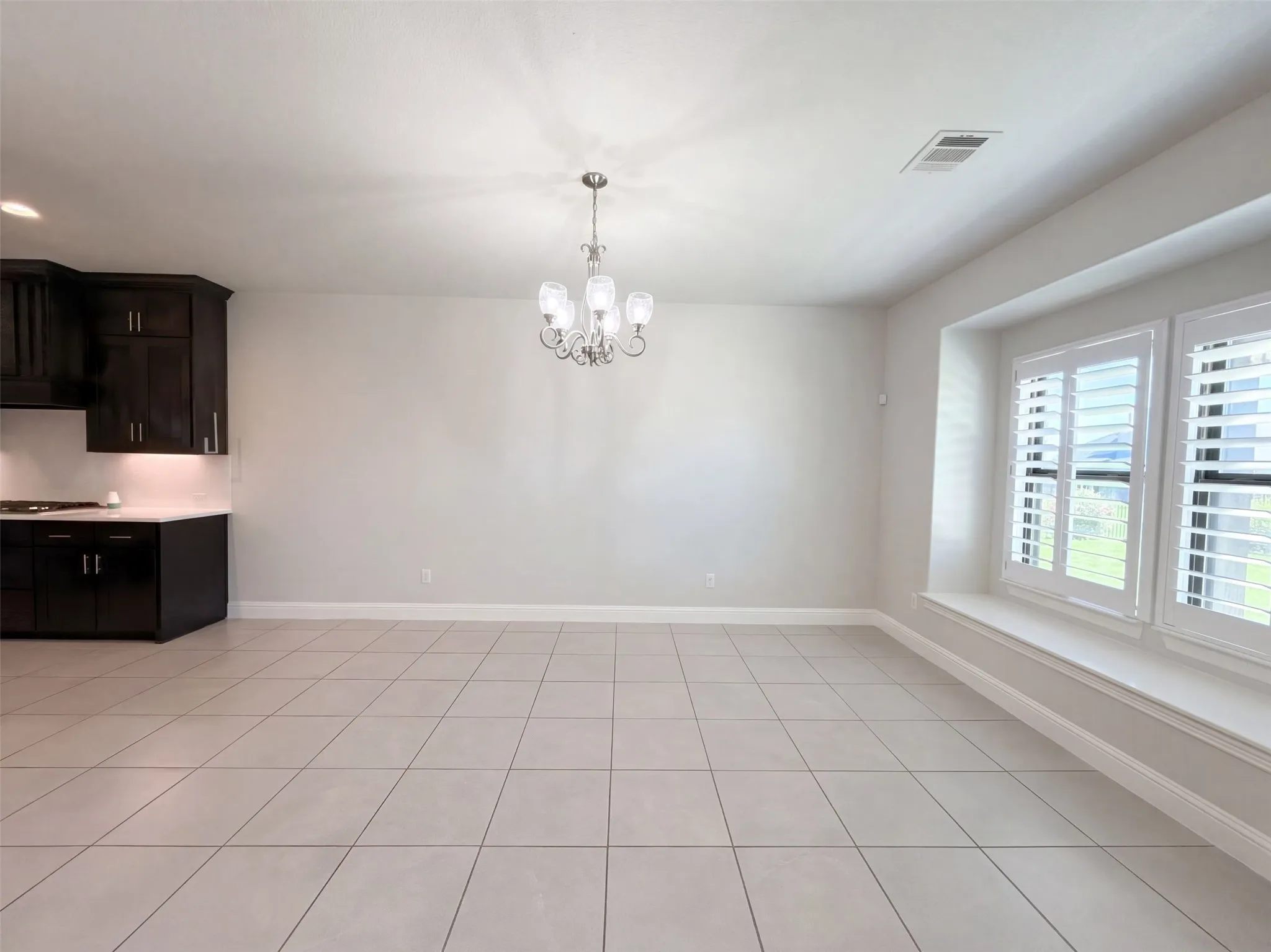 Single Family Residence For Sale in Ellis County , 1505 Hudson Drive, Ennis, Texas 75119, 5 Bedroom, 5 Bathroom, 3 Garage spaces, 4,252 Sqft, built in 2018, mls#21407567, Real Estate Agent in Ennis, Homes For Sale in Ellis county, Homes For Sale in Ennis, Realtor in Ennis Texas, Real Estate Brokerage Independent Realty Texas, Luminita Cordes Realtor