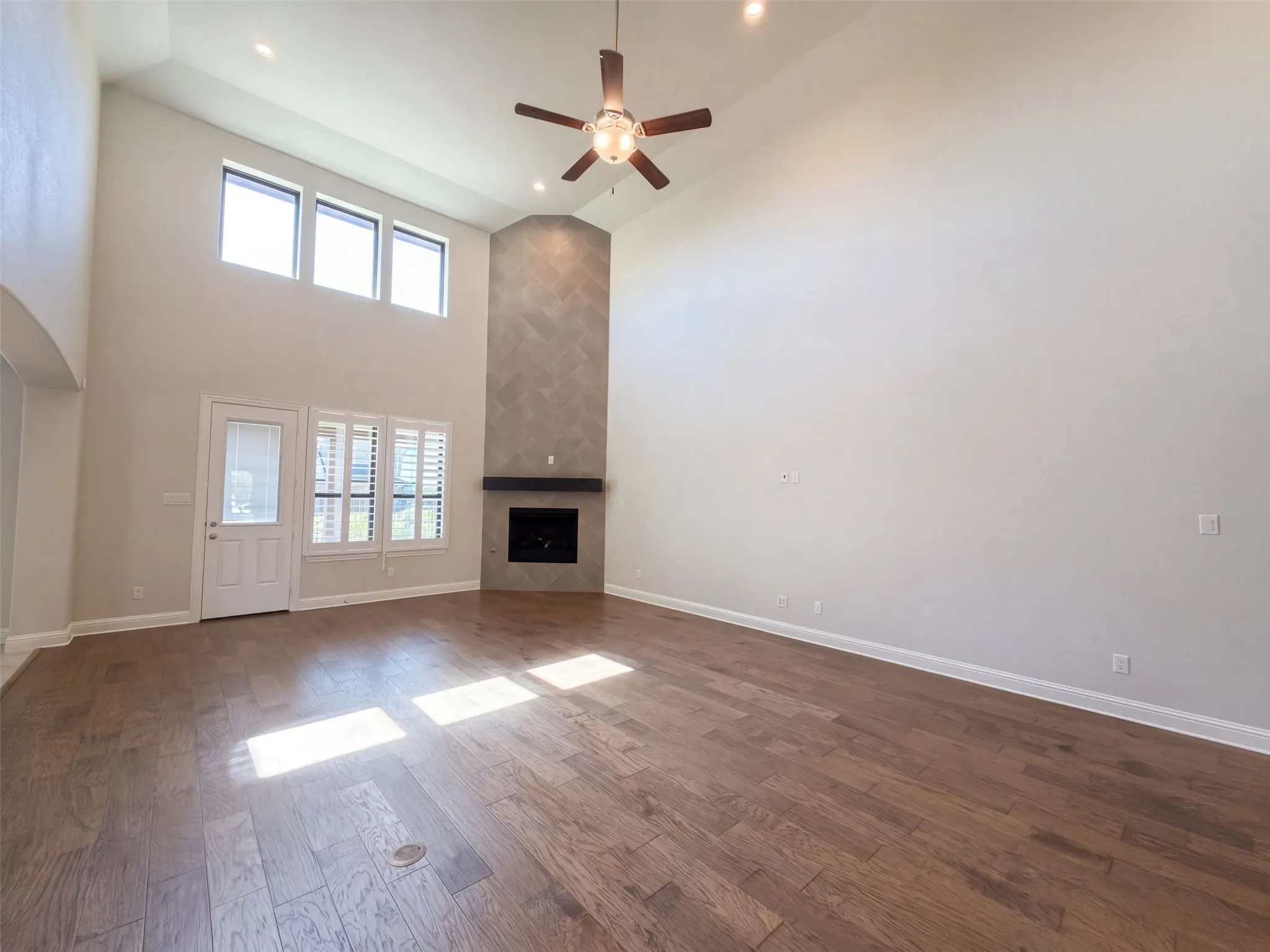 Single Family Residence For Sale in Ellis County , 1505 Hudson Drive, Ennis, Texas 75119, 5 Bedroom, 5 Bathroom, 3 Garage spaces, 4,252 Sqft, built in 2018, mls#21407567, Real Estate Agent in Ennis, Homes For Sale in Ellis county, Homes For Sale in Ennis, Realtor in Ennis Texas, Real Estate Brokerage Independent Realty Texas, Luminita Cordes Realtor