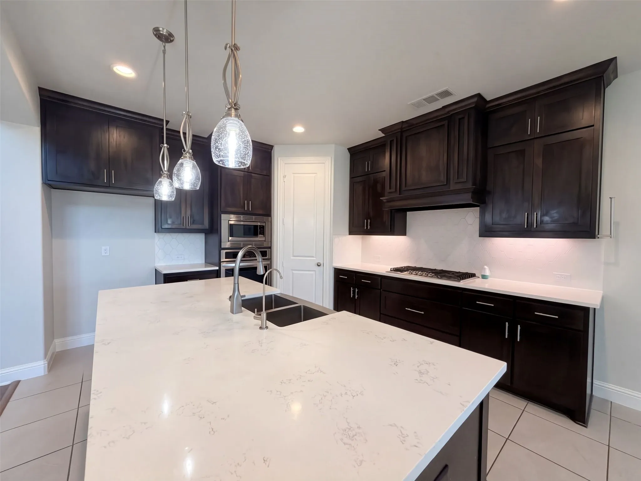 Single Family Residence For Sale in Ellis County , 1505 Hudson Drive, Ennis, Texas 75119, 5 Bedroom, 5 Bathroom, 3 Garage spaces, 4,252 Sqft, built in 2018, mls#21407567, Real Estate Agent in Ennis, Homes For Sale in Ellis county, Homes For Sale in Ennis, Realtor in Ennis Texas, Real Estate Brokerage Independent Realty Texas, Luminita Cordes Realtor