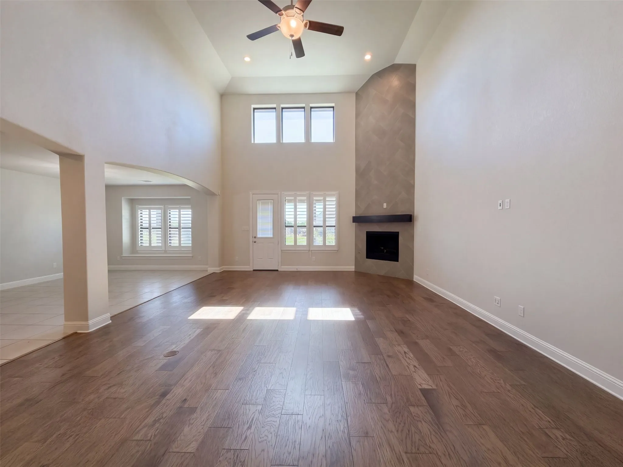 Single Family Residence For Sale in Ellis County , 1505 Hudson Drive, Ennis, Texas 75119, 5 Bedroom, 5 Bathroom, 3 Garage spaces, 4,252 Sqft, built in 2018, mls#21407567, Real Estate Agent in Ennis, Homes For Sale in Ellis county, Homes For Sale in Ennis, Realtor in Ennis Texas, Real Estate Brokerage Independent Realty Texas, Luminita Cordes Realtor