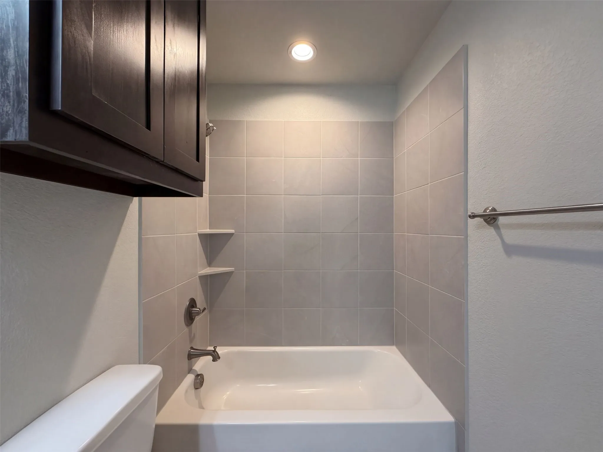 Single Family Residence For Sale in Ellis County , 1505 Hudson Drive, Ennis, Texas 75119, 5 Bedroom, 5 Bathroom, 3 Garage spaces, 4,252 Sqft, built in 2018, mls#21407567, Real Estate Agent in Ennis, Homes For Sale in Ellis county, Homes For Sale in Ennis, Realtor in Ennis Texas, Real Estate Brokerage Independent Realty Texas, Luminita Cordes Realtor