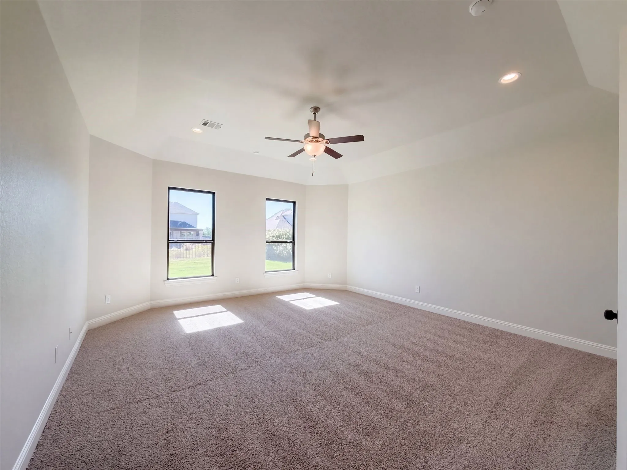 Single Family Residence For Sale in Ellis County , 1505 Hudson Drive, Ennis, Texas 75119, 5 Bedroom, 5 Bathroom, 3 Garage spaces, 4,252 Sqft, built in 2018, mls#21407567, Real Estate Agent in Ennis, Homes For Sale in Ellis county, Homes For Sale in Ennis, Realtor in Ennis Texas, Real Estate Brokerage Independent Realty Texas, Luminita Cordes Realtor
