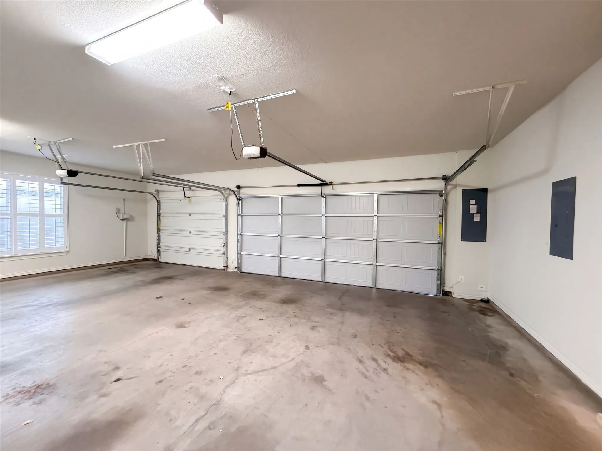 Single Family Residence For Sale in Ellis County , 1505 Hudson Drive, Ennis, Texas 75119, 5 Bedroom, 5 Bathroom, 3 Garage spaces, 4,252 Sqft, built in 2018, mls#21407567, Real Estate Agent in Ennis, Homes For Sale in Ellis county, Homes For Sale in Ennis, Realtor in Ennis Texas, Real Estate Brokerage Independent Realty Texas, Luminita Cordes Realtor