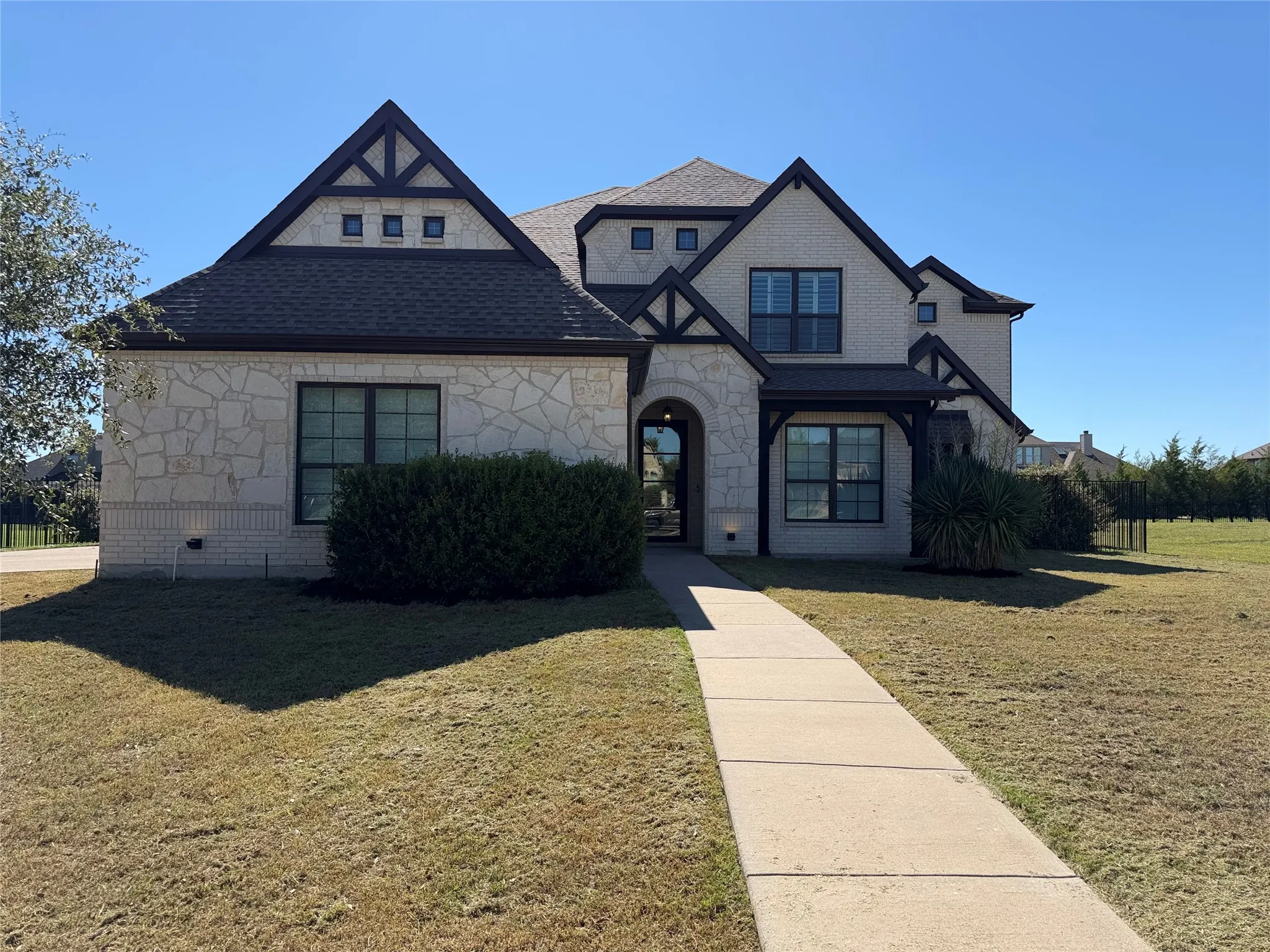 Single Family Residence For Sale in Ellis County , 1505 Hudson Drive, Ennis, Texas 75119, 5 Bedroom, 5 Bathroom, 3 Garage spaces, 4,252 Sqft, built in 2018, mls#21407567, Real Estate Agent in Ennis, Homes For Sale in Ellis county, Homes For Sale in Ennis, Realtor in Ennis Texas, Real Estate Brokerage Independent Realty Texas, Luminita Cordes Realtor
