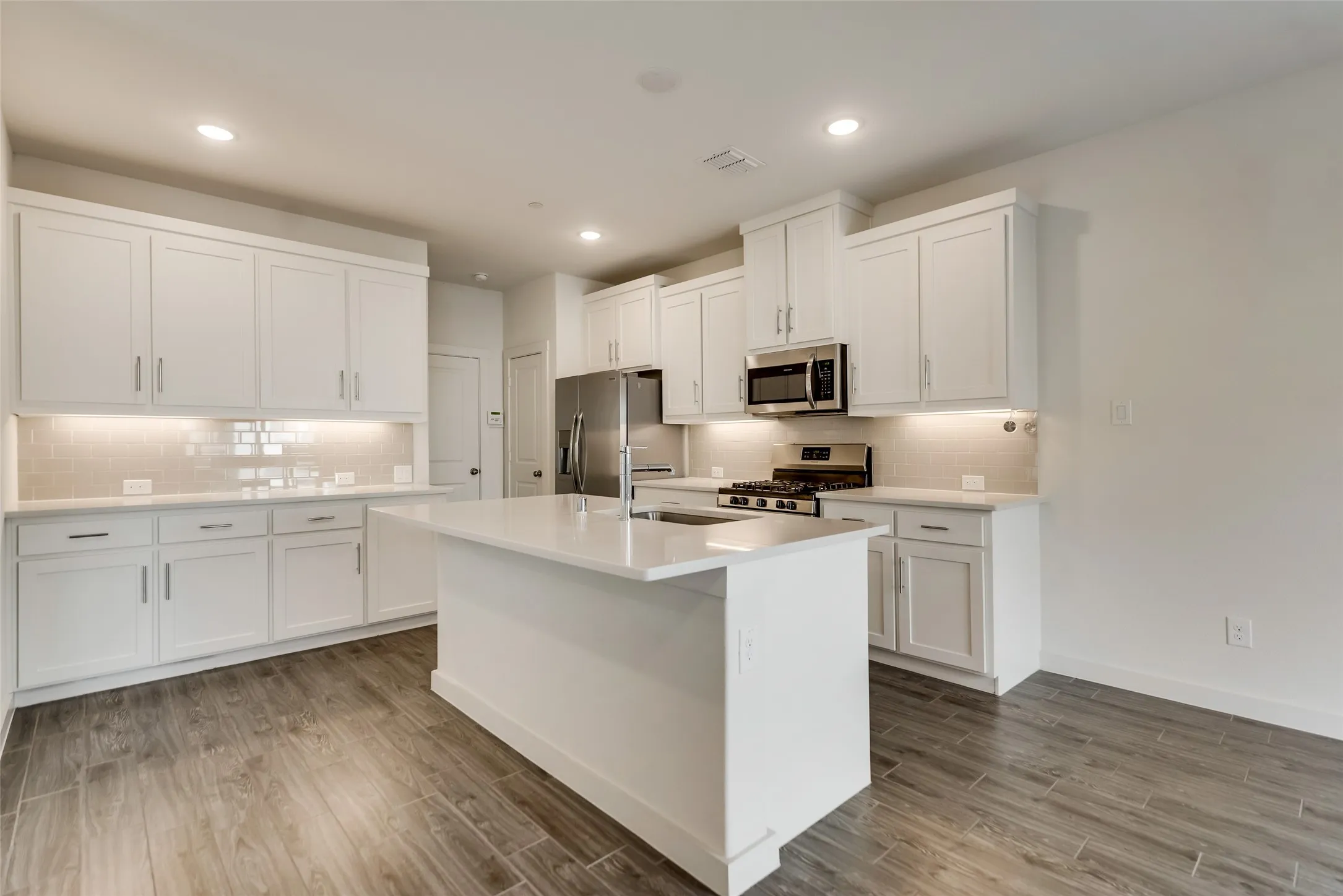Townhouse For Rent in Denton County , 2709 Splendor Drive, Little Elm, Texas 75068, 3 Bedroom, 2 Bathroom, 2 Garage spaces, 1,682 Sqft, built in 2019, mls#21408259, Real Estate Agent in Little Elm, Homes For Rent in Denton county, Homes For Rent in Little Elm, Realtor in Little Elm Texas, Real Estate Brokerage Independent Realty Texas, Luminita Cordes Realtor